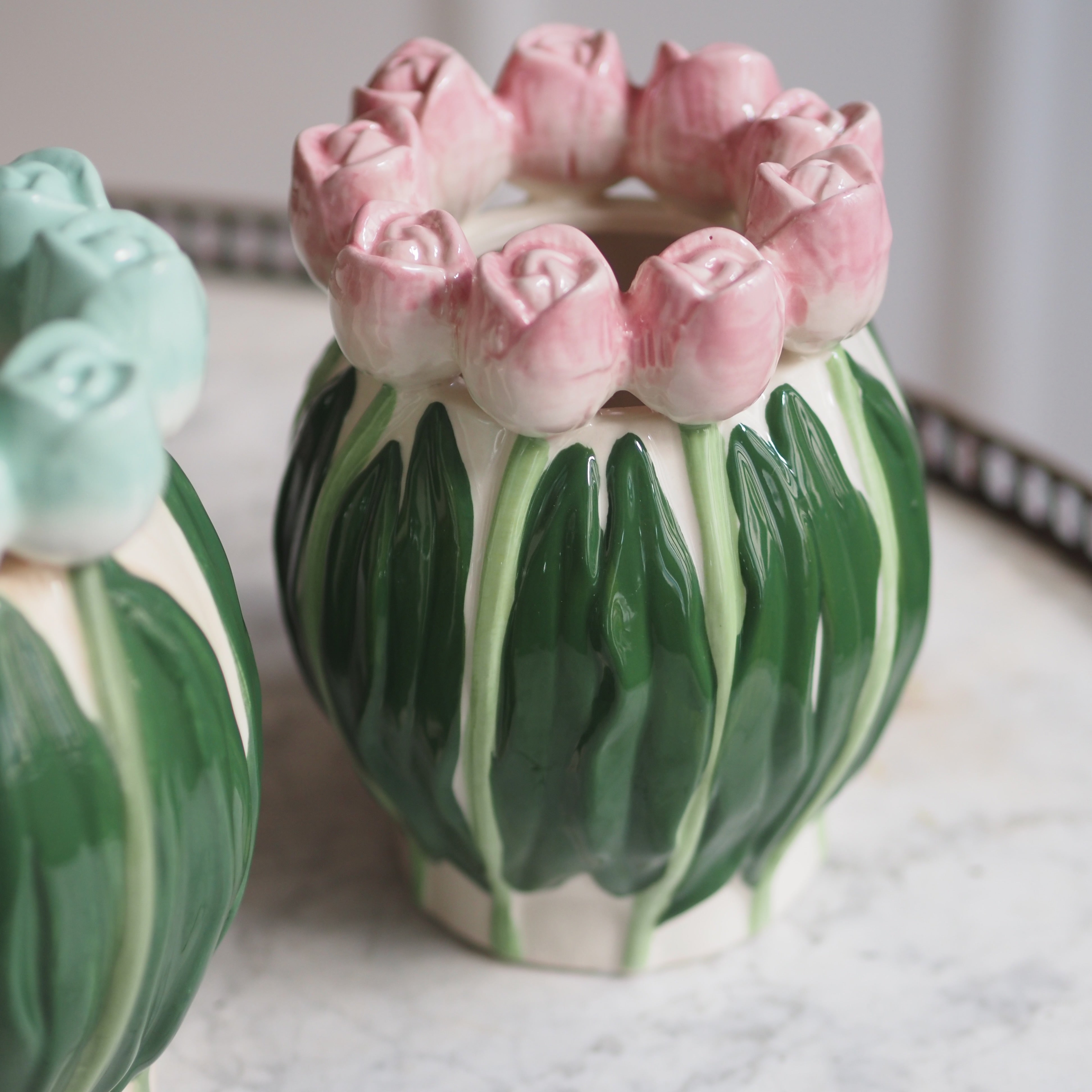 Tulpenvase aus Dolomit · florale Keramikvase mit plastischem Tulpenrand