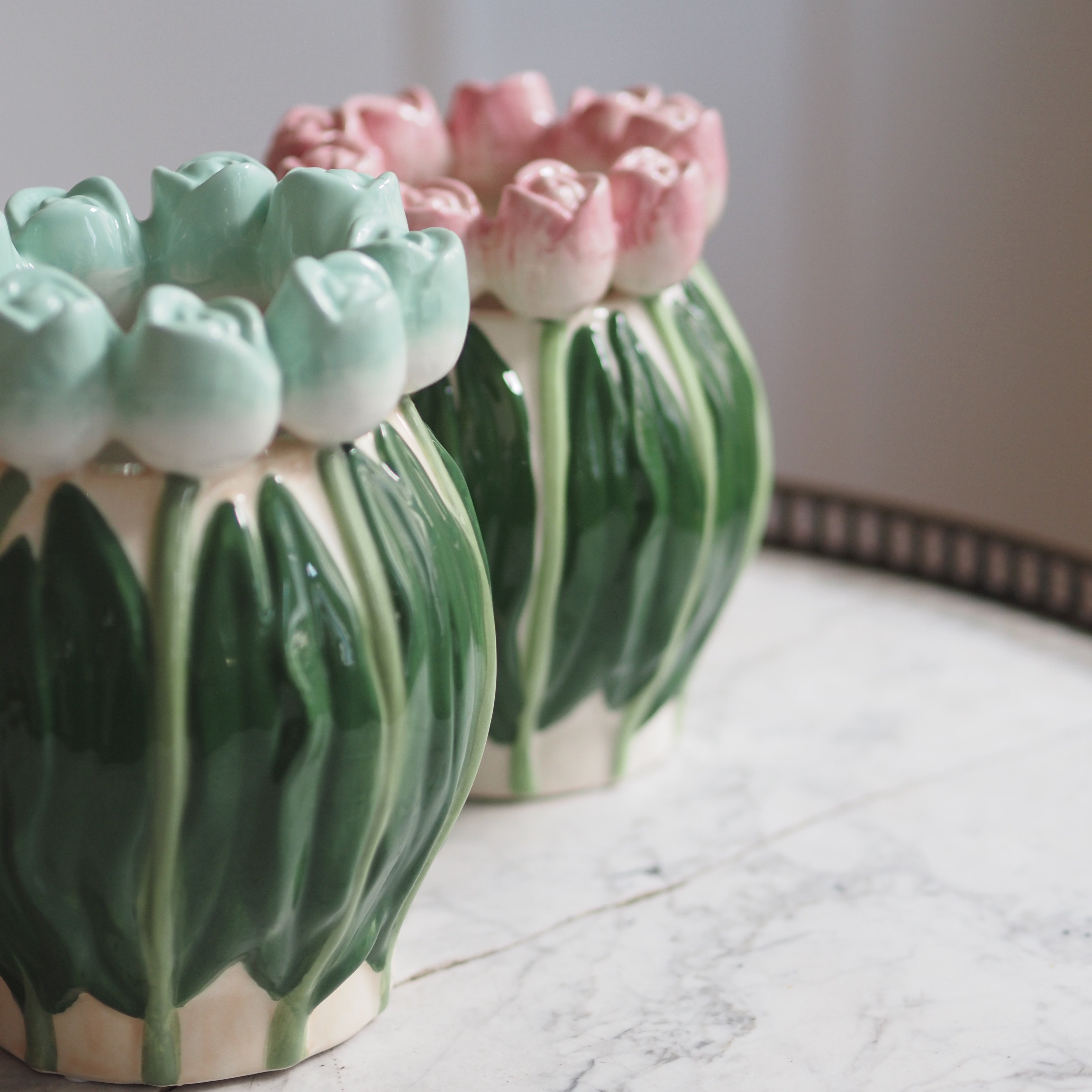 Tulpenvase aus Dolomit · florale Keramikvase mit plastischem Tulpenrand