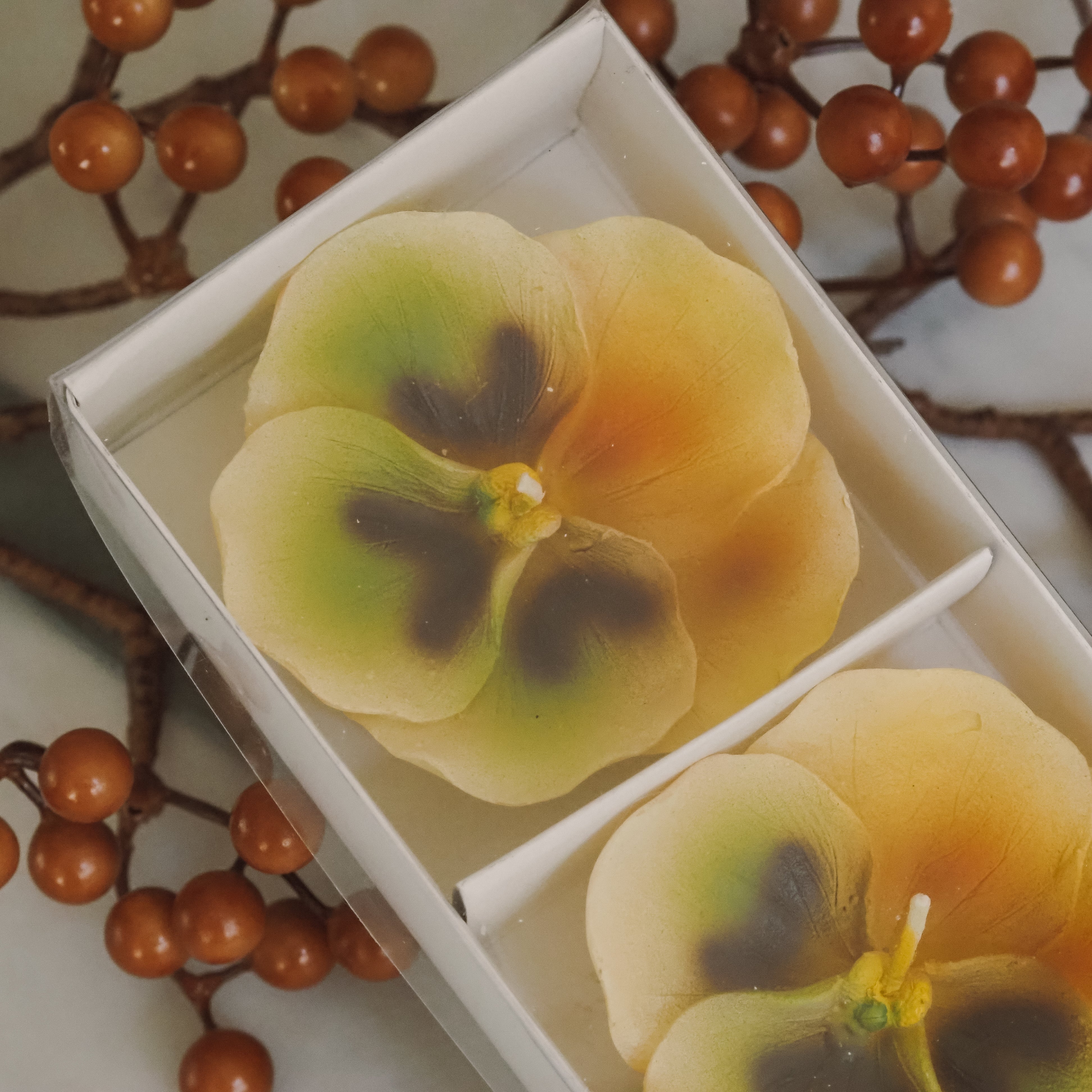 Geschenkkerzen Stiefmütterchen Gelb · florale Dekokerzen im 3er Set