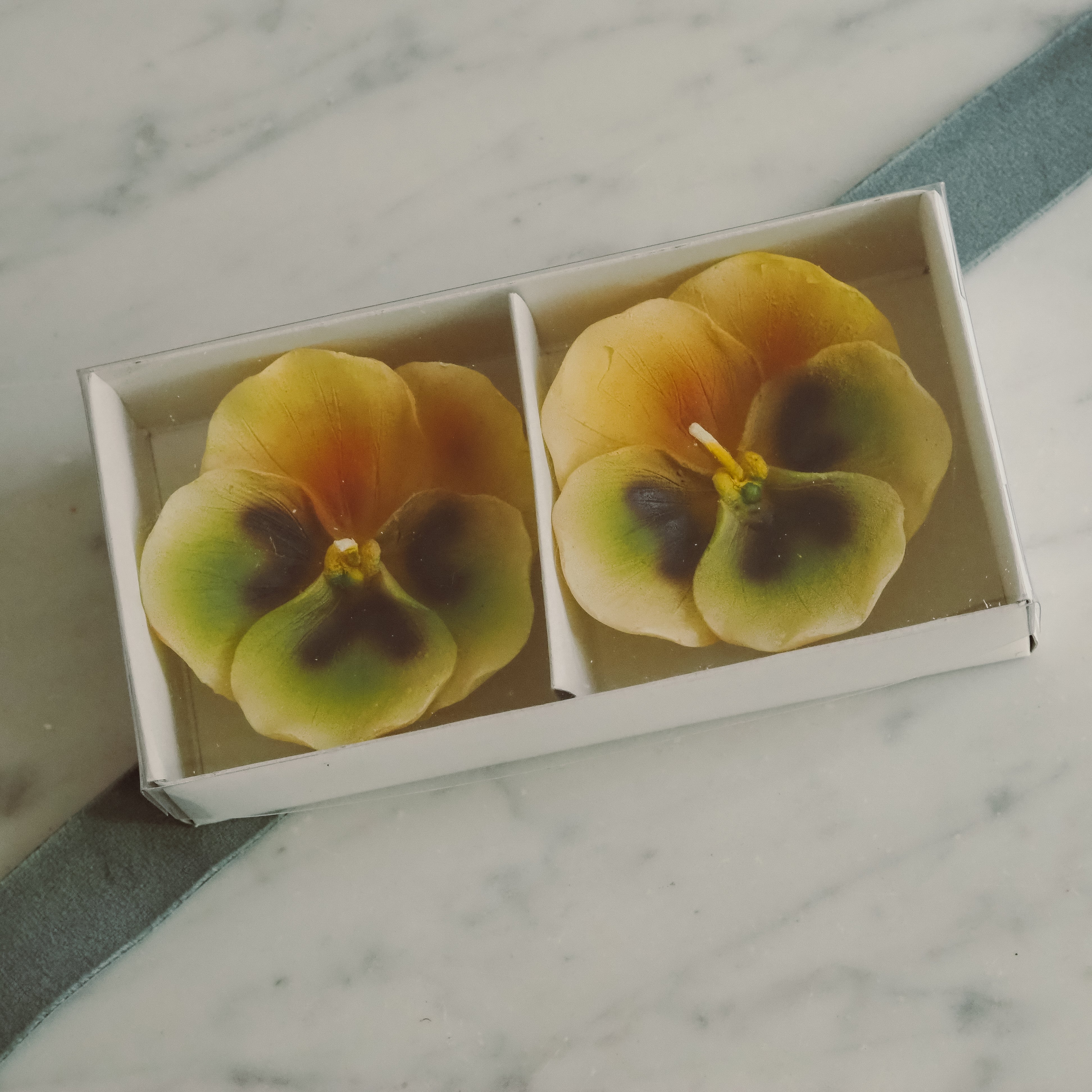 Geschenkkerzen Stiefmütterchen Gelb · florale Dekokerzen im 3er Set