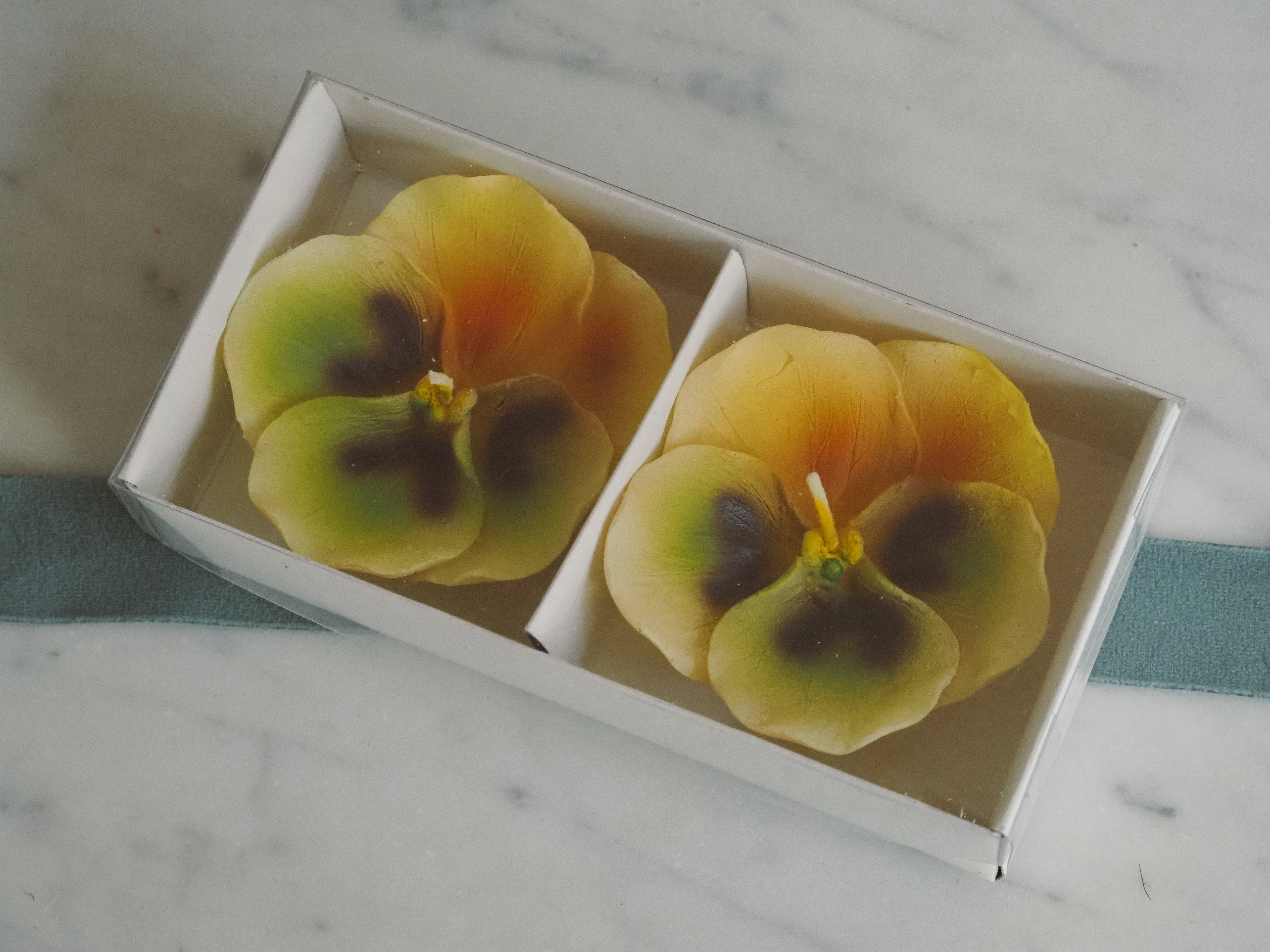Geschenkkerzen Stiefmütterchen Gelb · florale Dekokerzen im 3er Set
