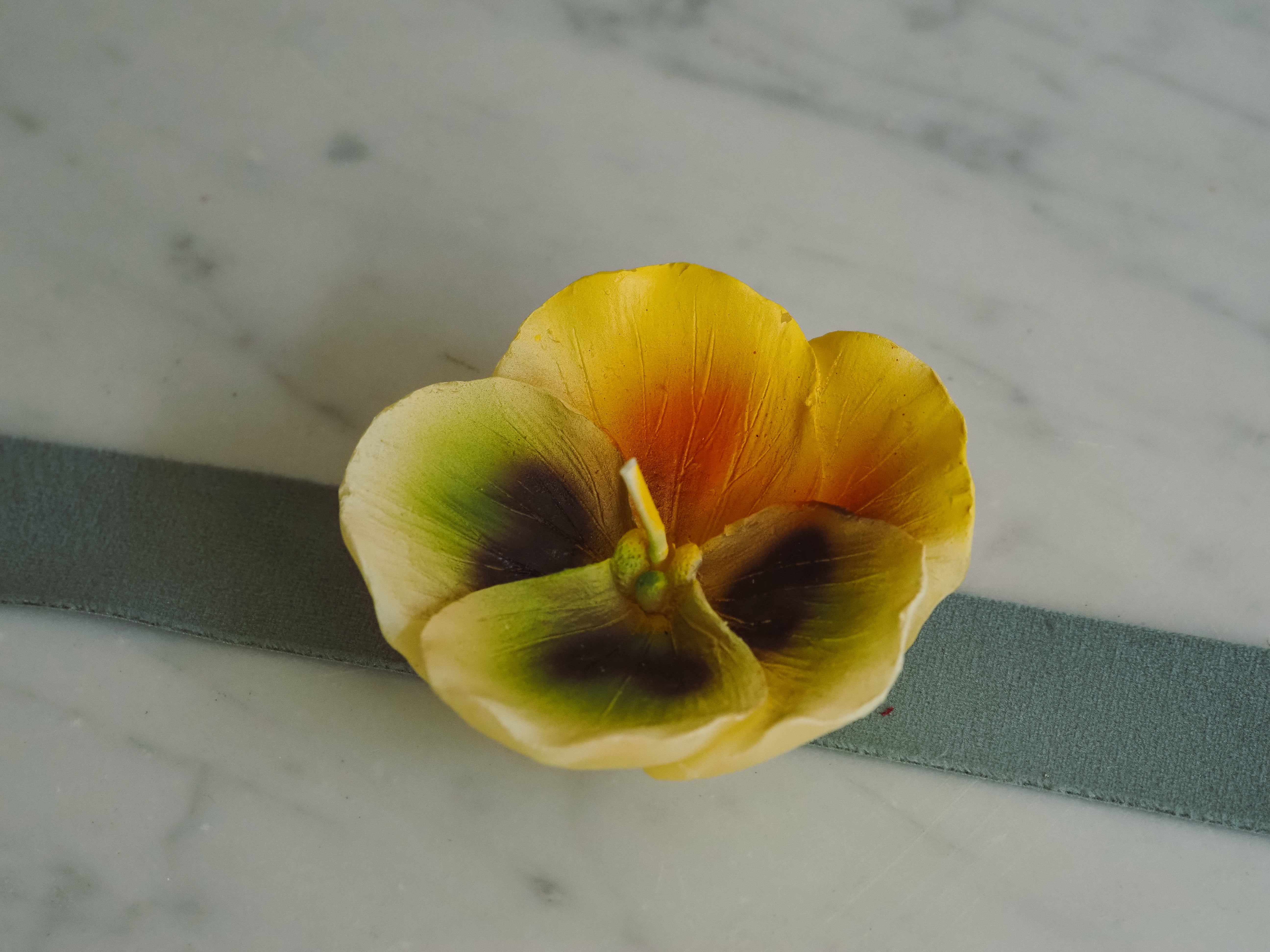 Geschenkkerzen Stiefmütterchen Gelb · florale Dekokerzen im 3er Set