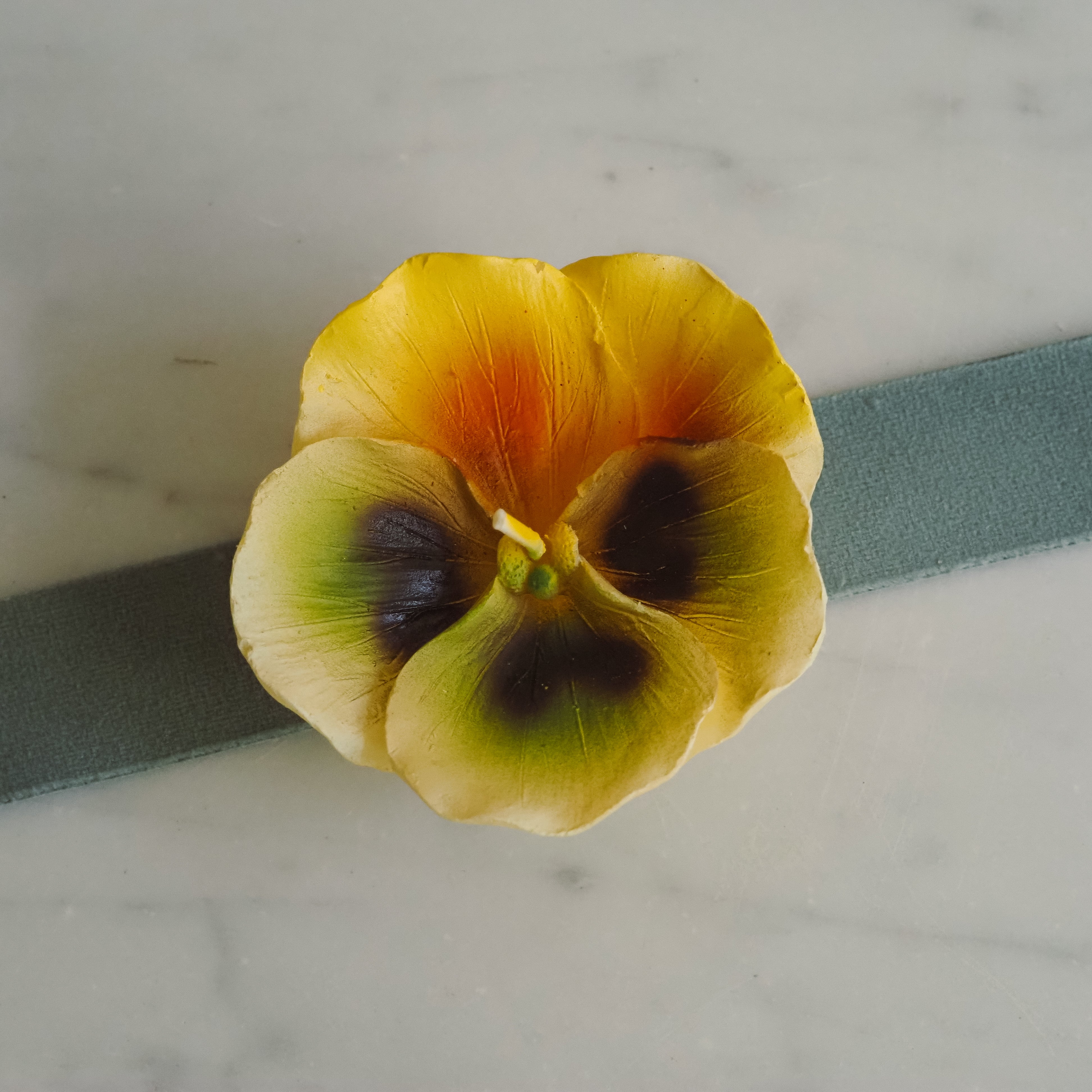 Geschenkkerzen Stiefmütterchen Gelb · florale Dekokerzen im 3er Set