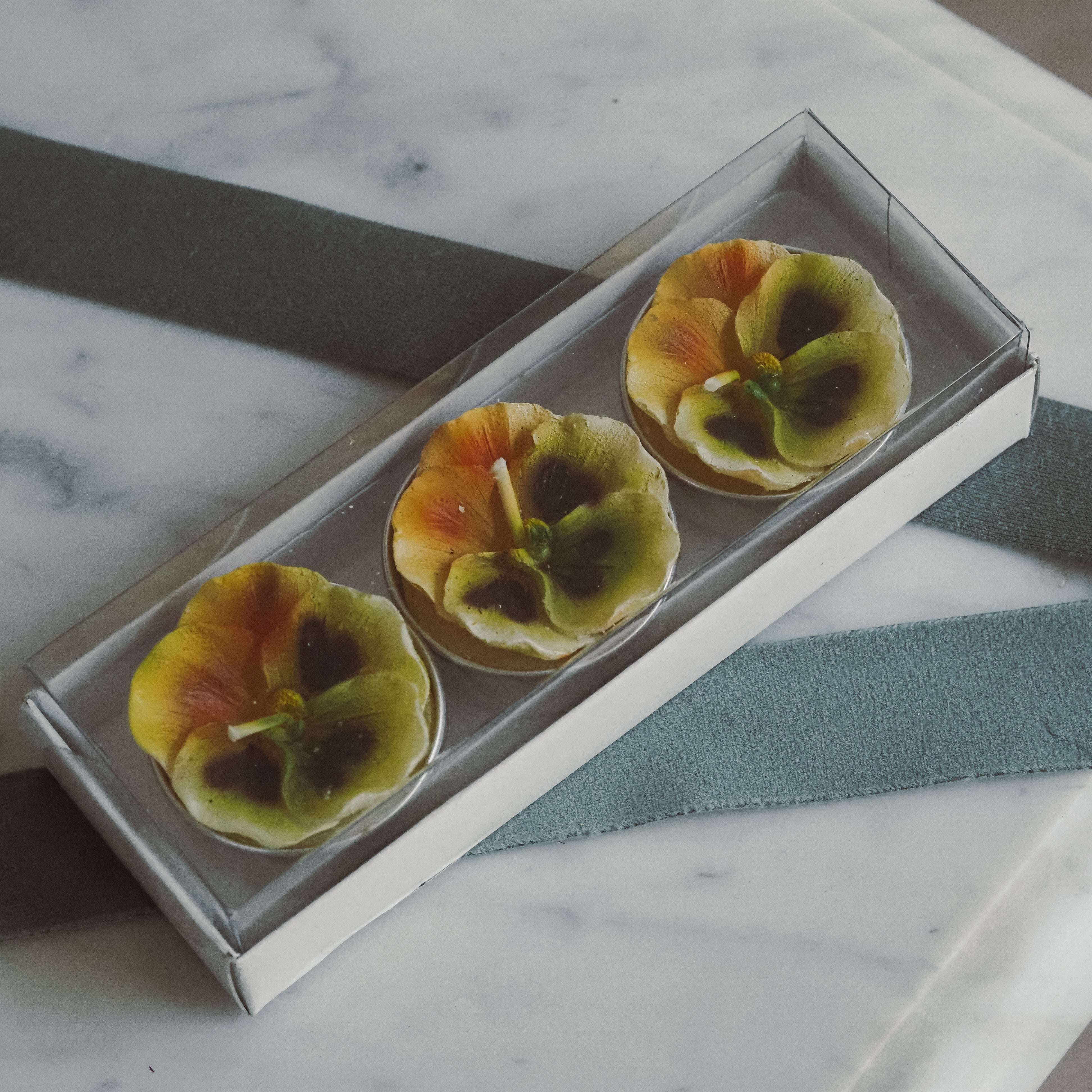 Geschenkkerzen Stiefmütterchen Gelb · florale Dekokerzen im 3er Set