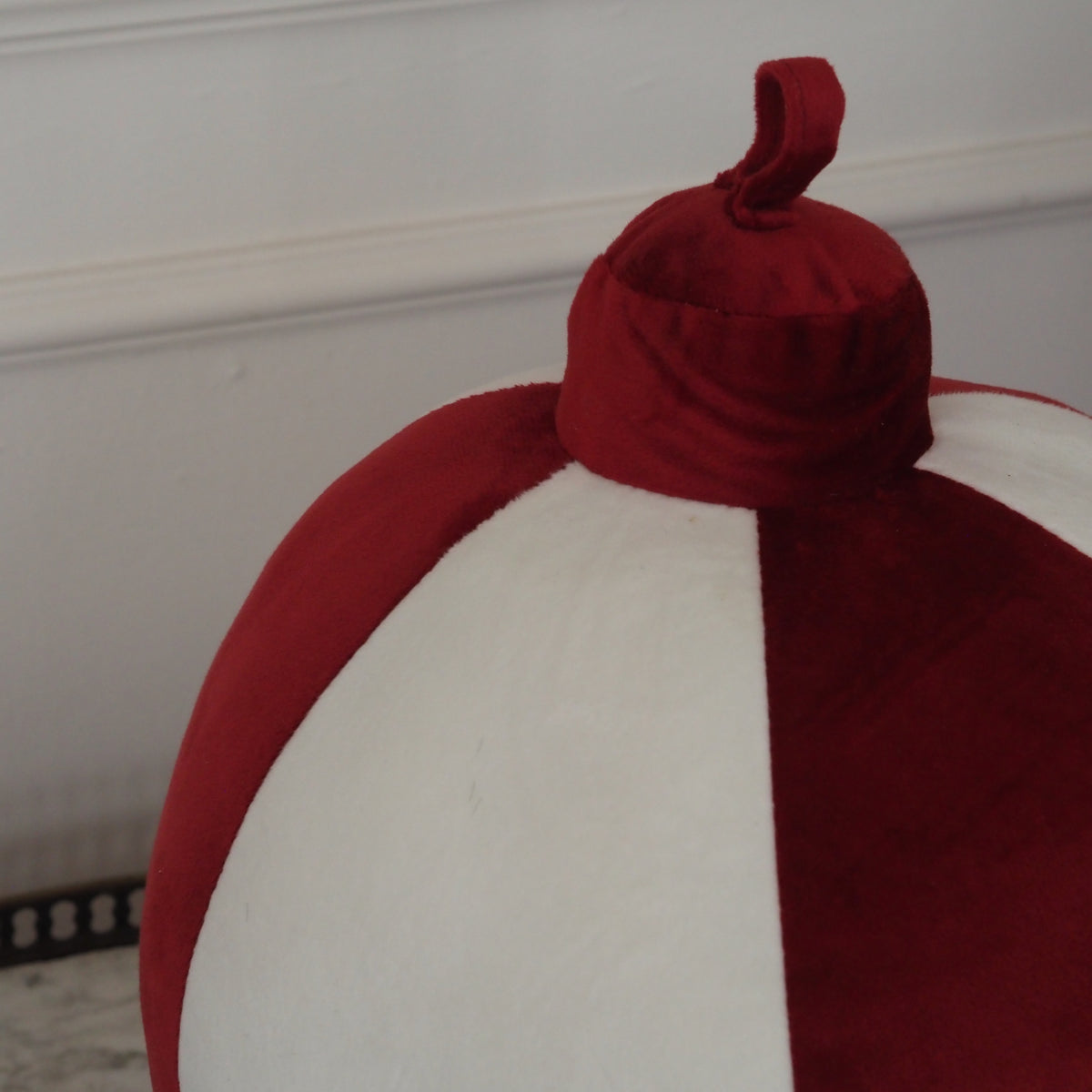 Dekokissen · Christbaumkugel-Form oder Blockstreifen