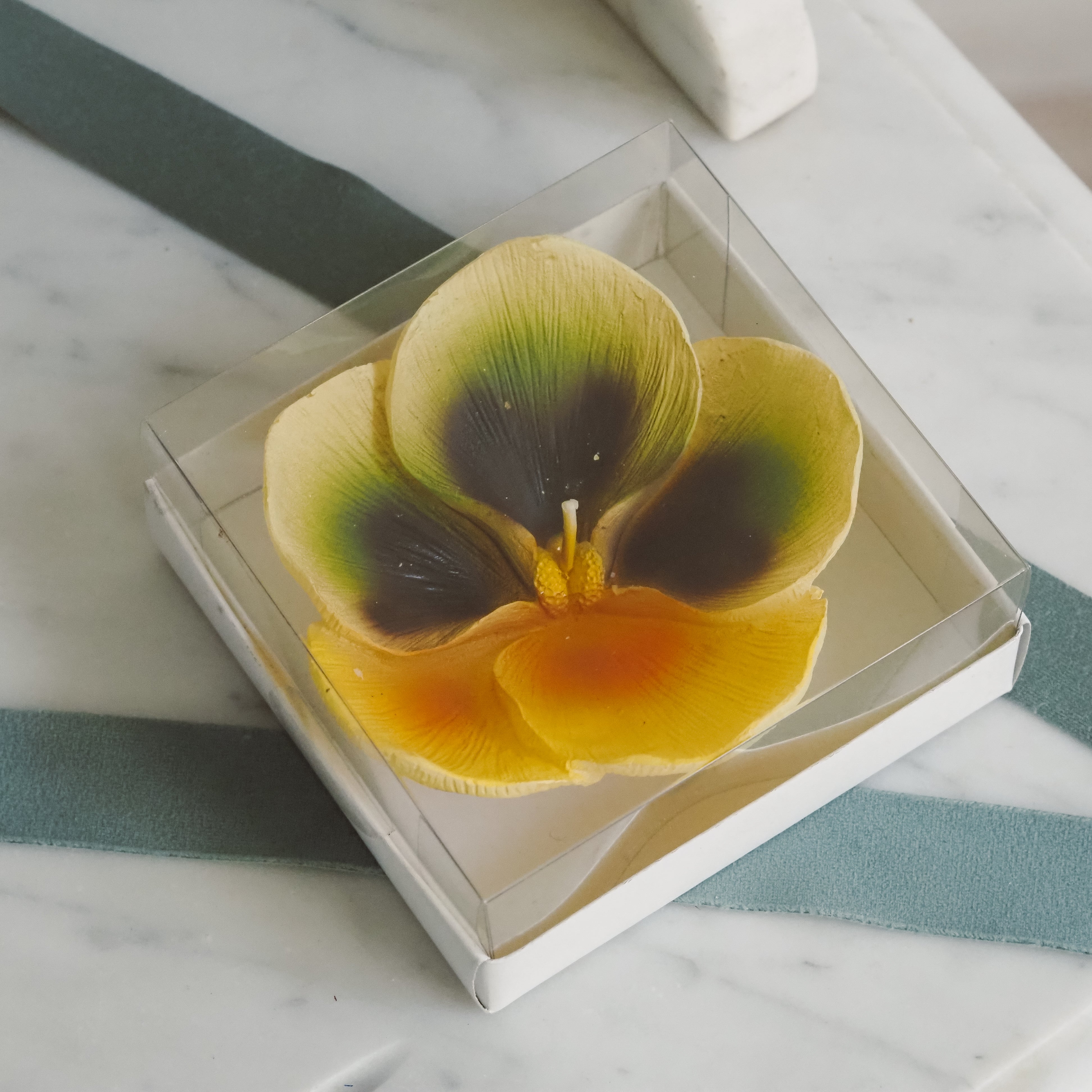 Geschenkkerzen Stiefmütterchen Gelb · florale Dekokerzen im 3er Set