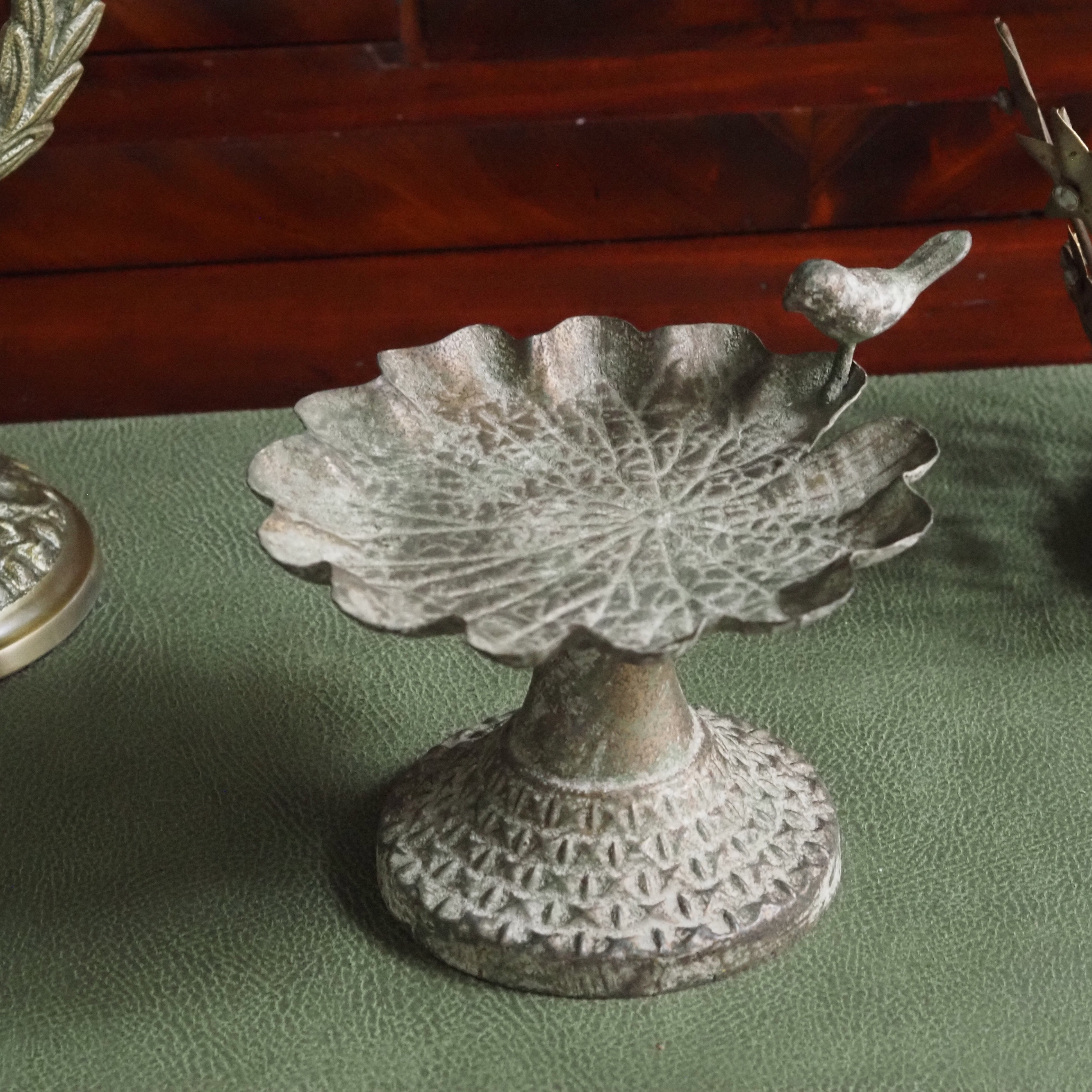 Vogelfutterspender · Blattschale auf Sockel mit Vogelfigur · ArtFerro Antikoptik
