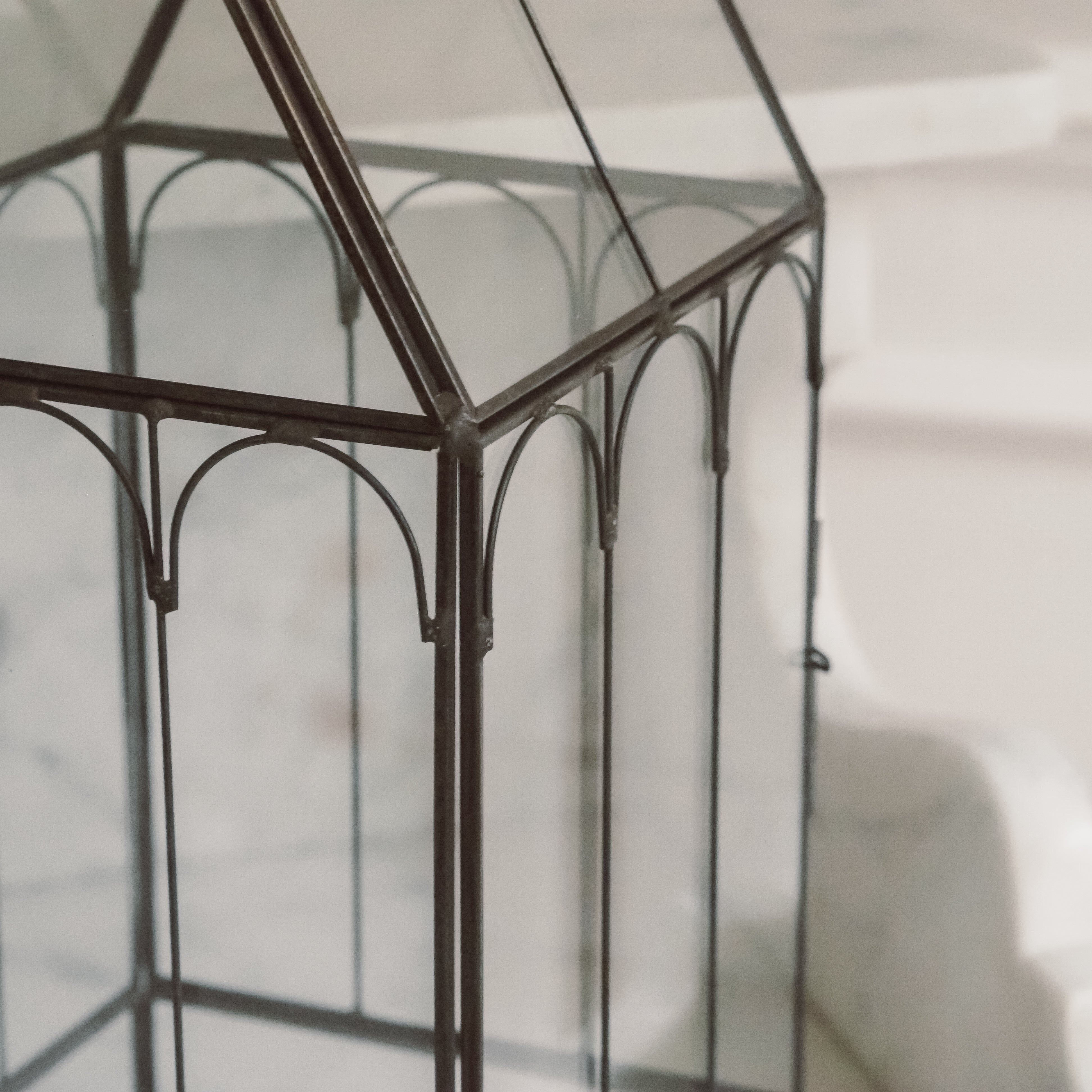 Dekovitrine Haus · Glasvitrine im Gewächshausstil zum Stellen oder Aufhängen