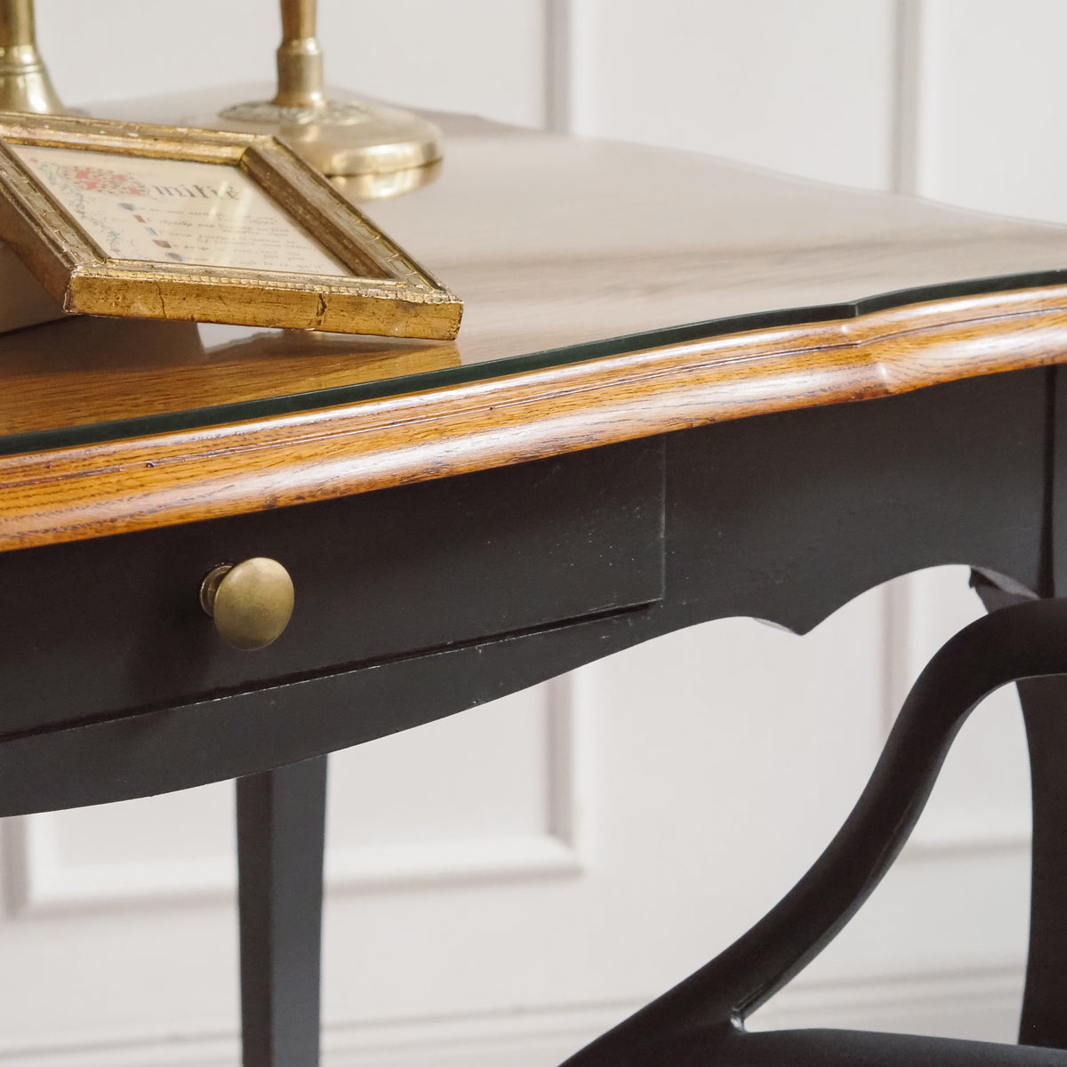 Schreibtisch Louis XV Stil, schwarz mit Eichenplatte und Glasplatte