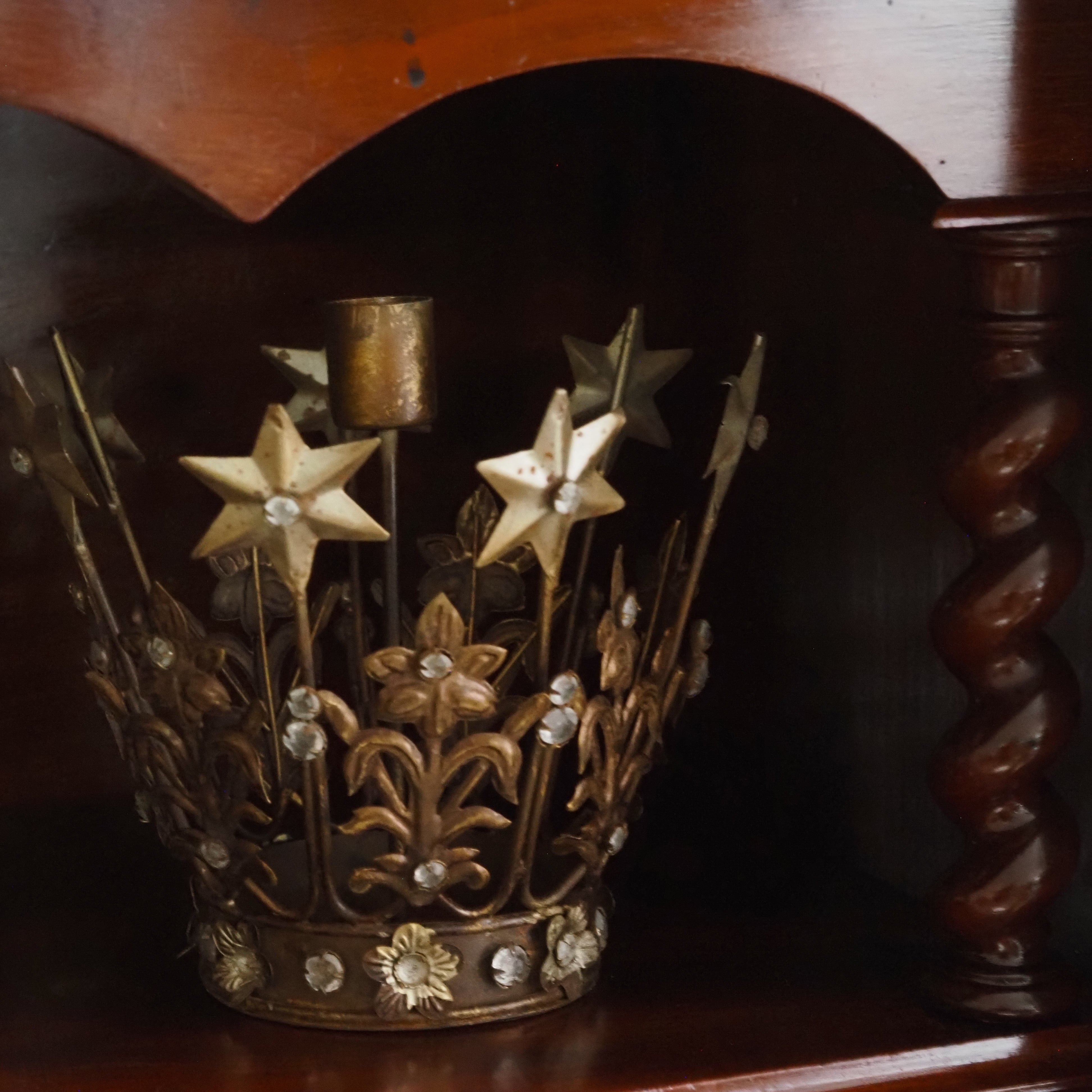 Kerzenständer Krone · historisierende Metallkrone mit Sternornamentik
