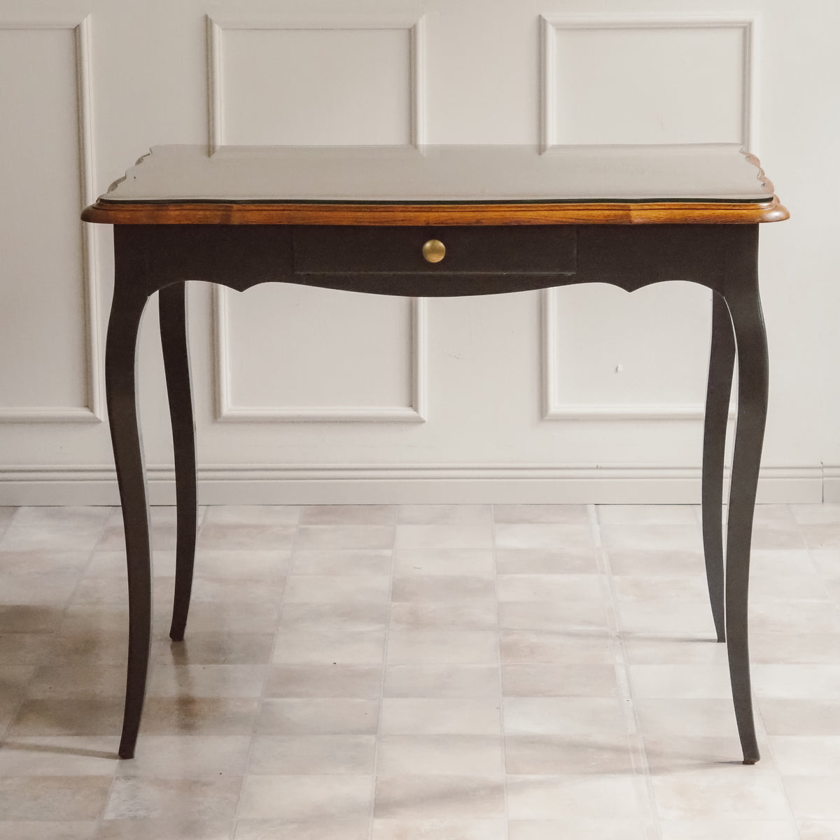 Schreibtisch Louis XV Stil, schwarz mit Eichenplatte und Glasplatte