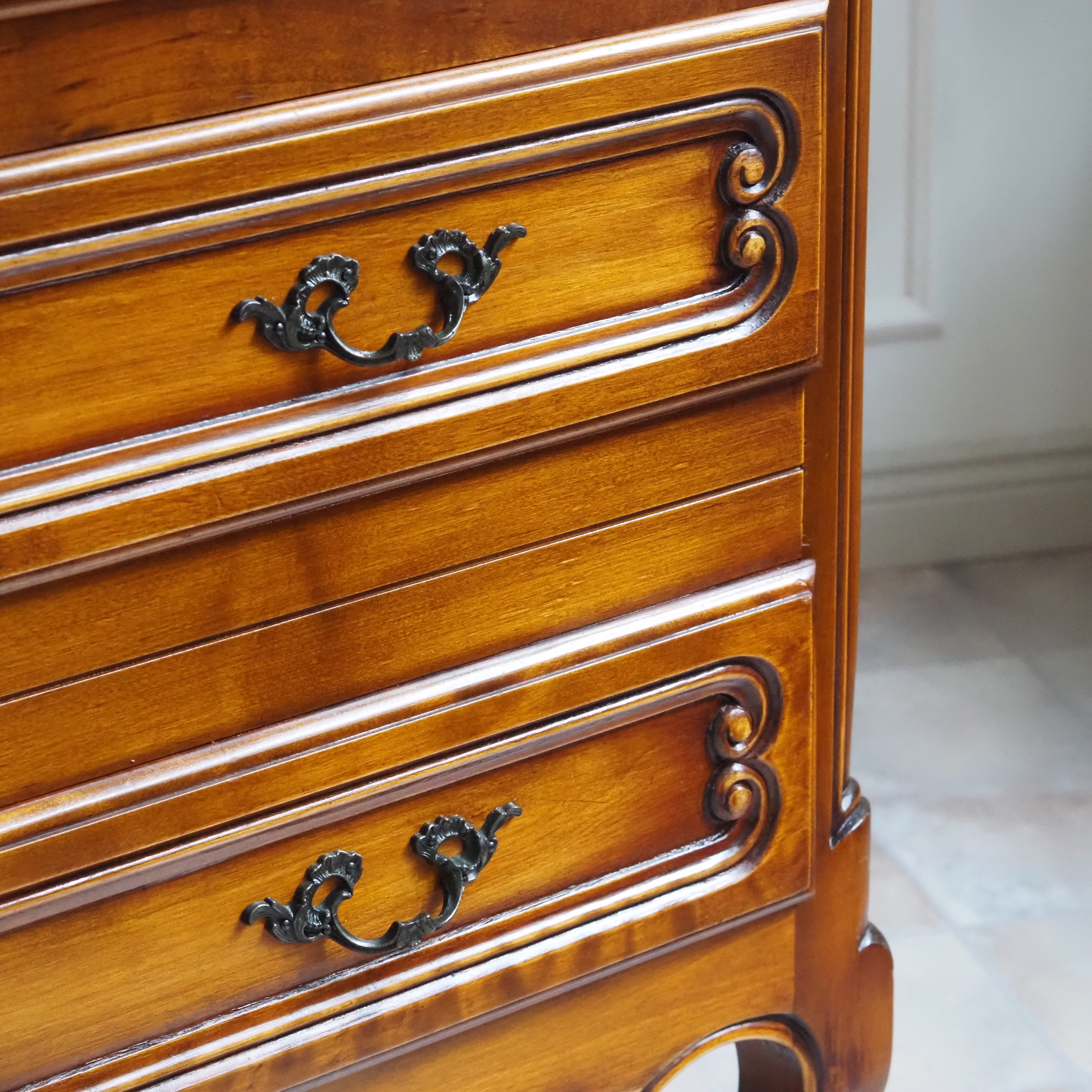 Louis XV Stil Kommode Kirschbaum, 2. Hälfte 20. Jahrhundert