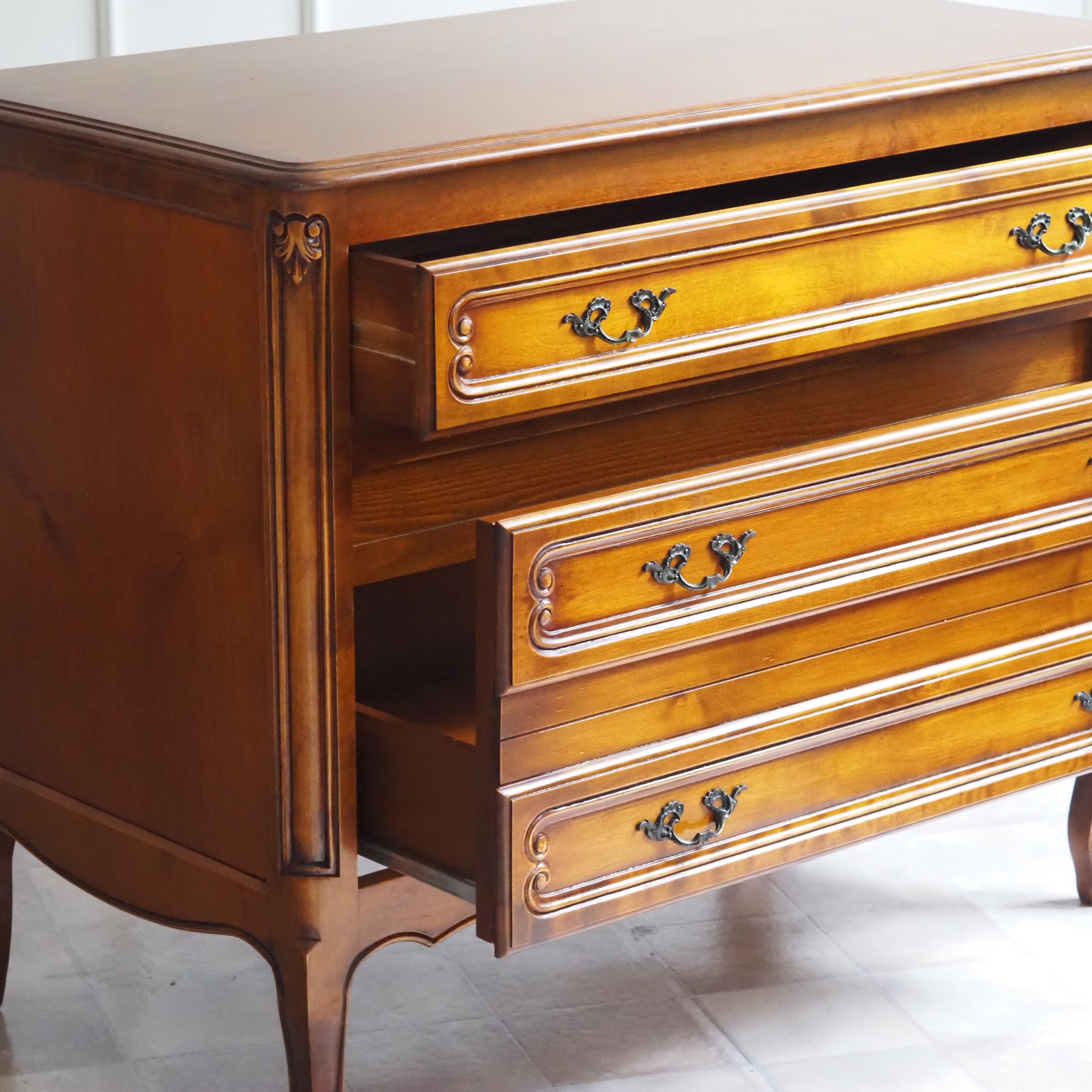 Louis XV Stil Kommode Kirschbaum, 2. Hälfte 20. Jahrhundert