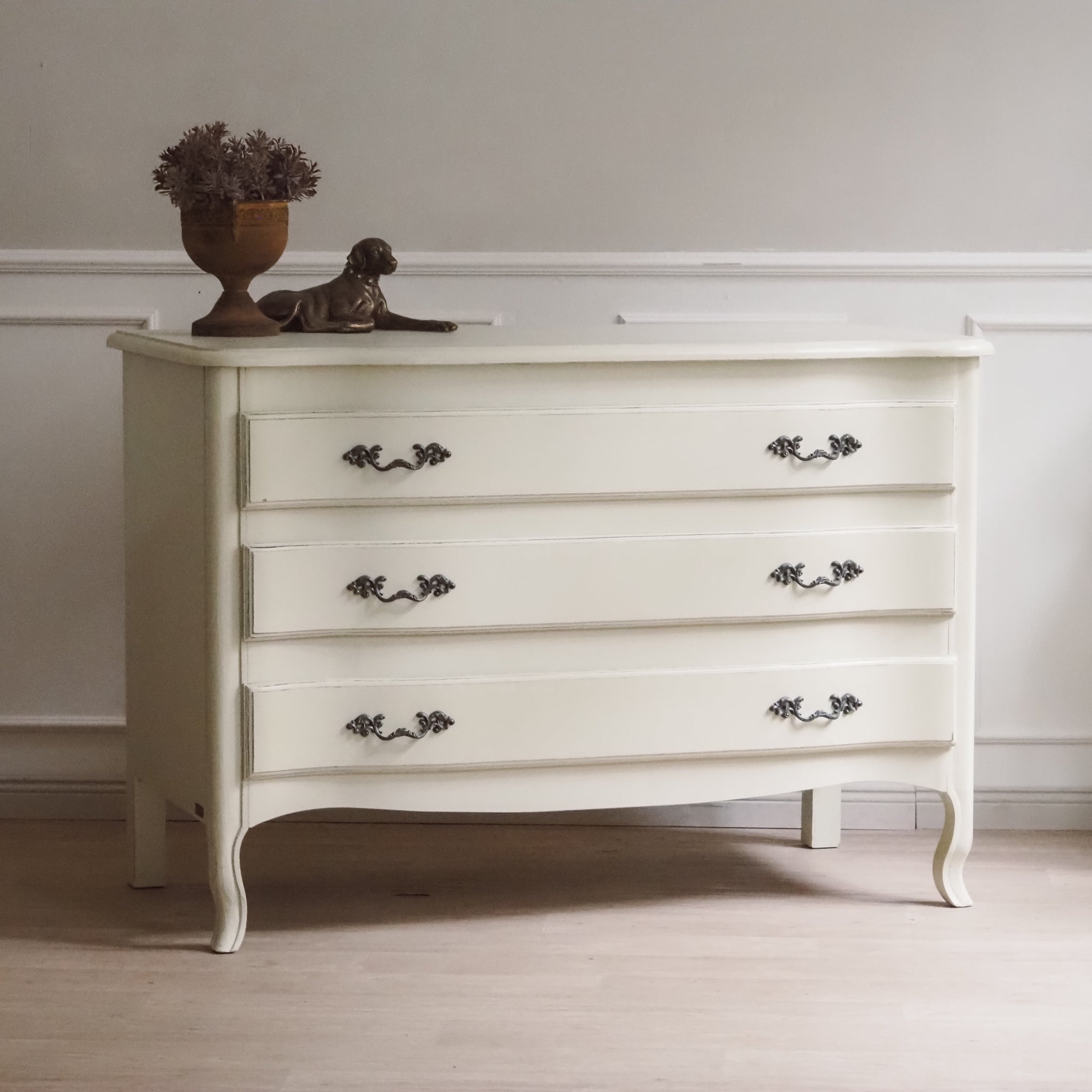 Französische Landhaus Kommode im Louis-Philippe Stil, crème-weiß