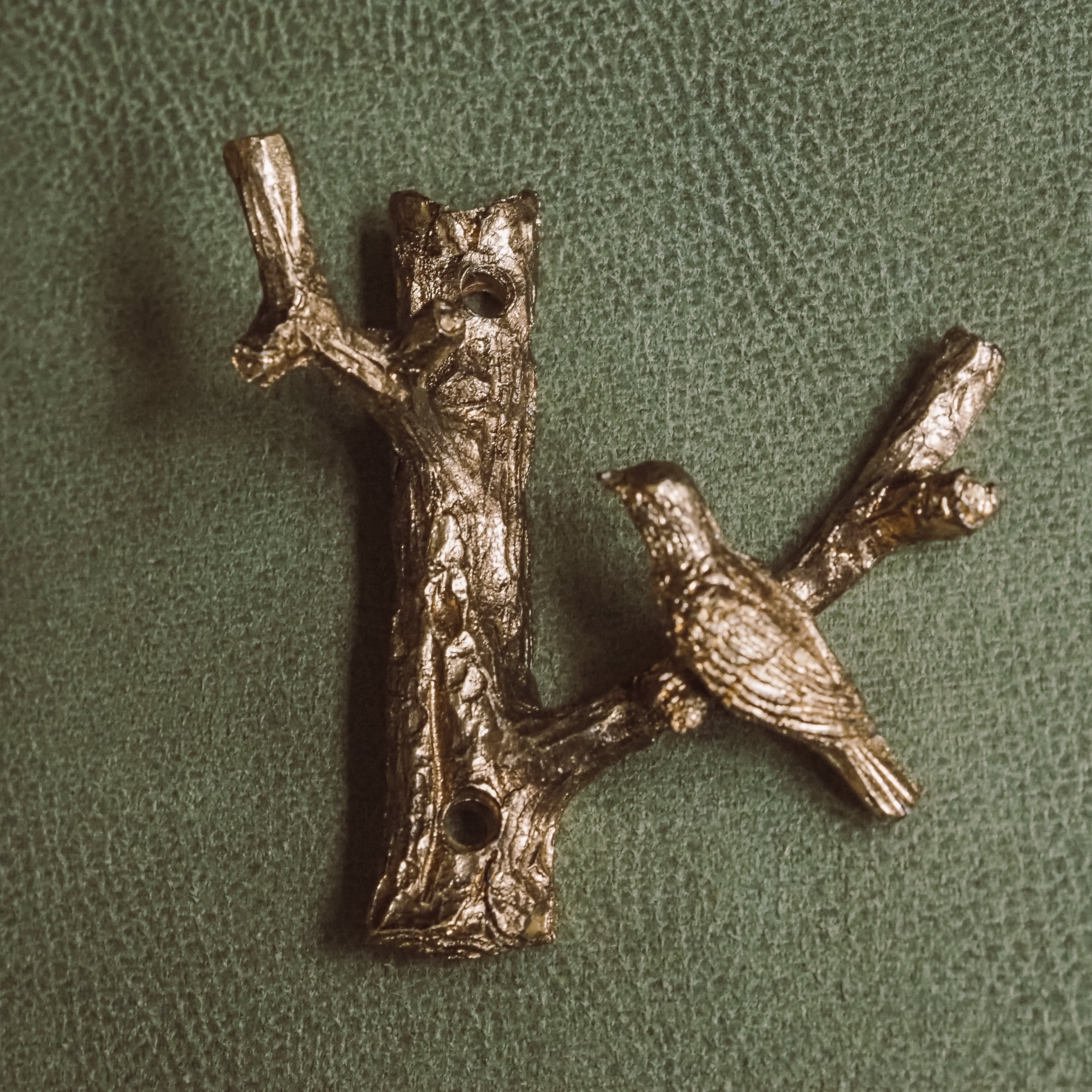 Wandhaken Bronze · Ast mit Vogel · Metallguss Naturdeko