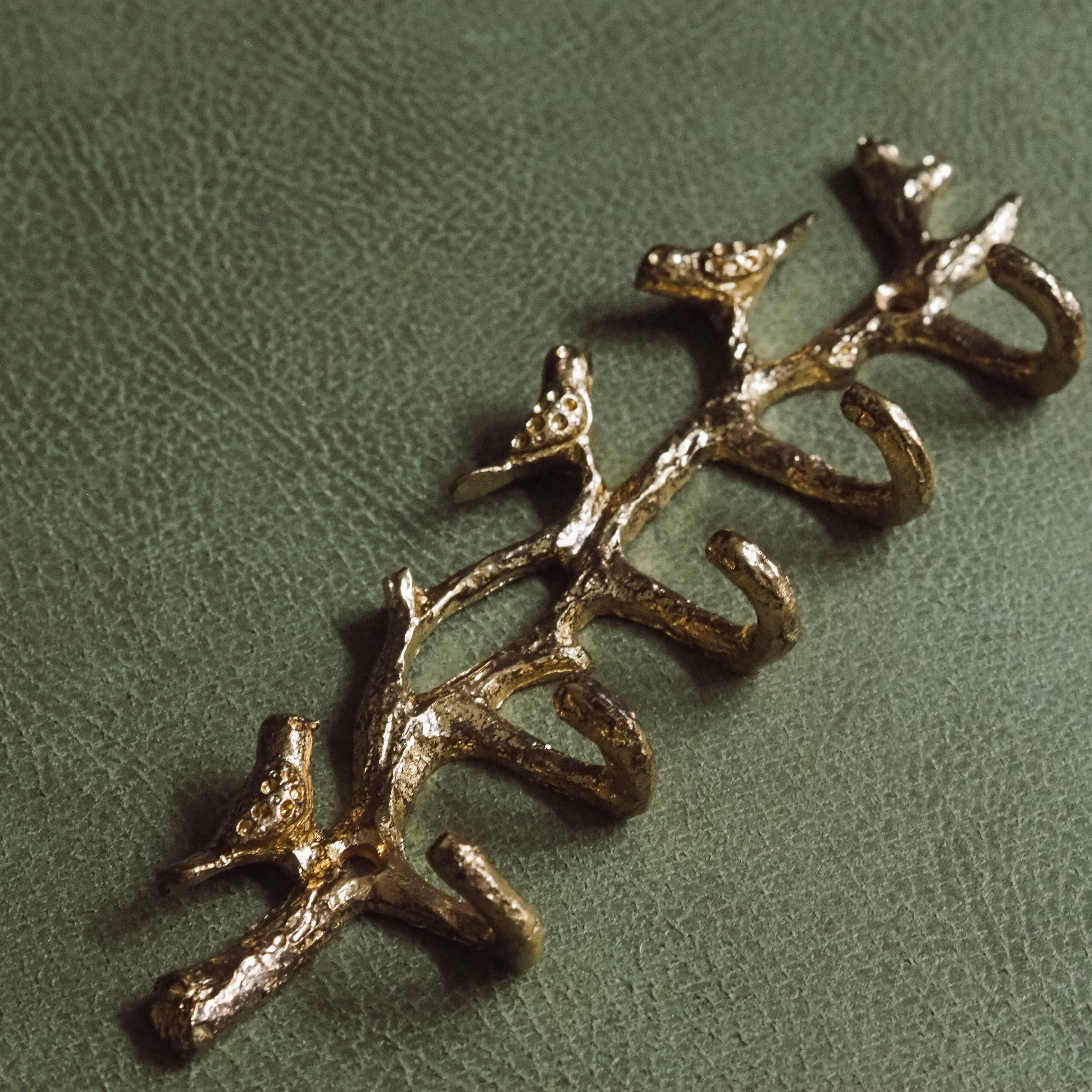 Wandhakenleiste · Ast mit Vögeln, goldfarben, Metallguss