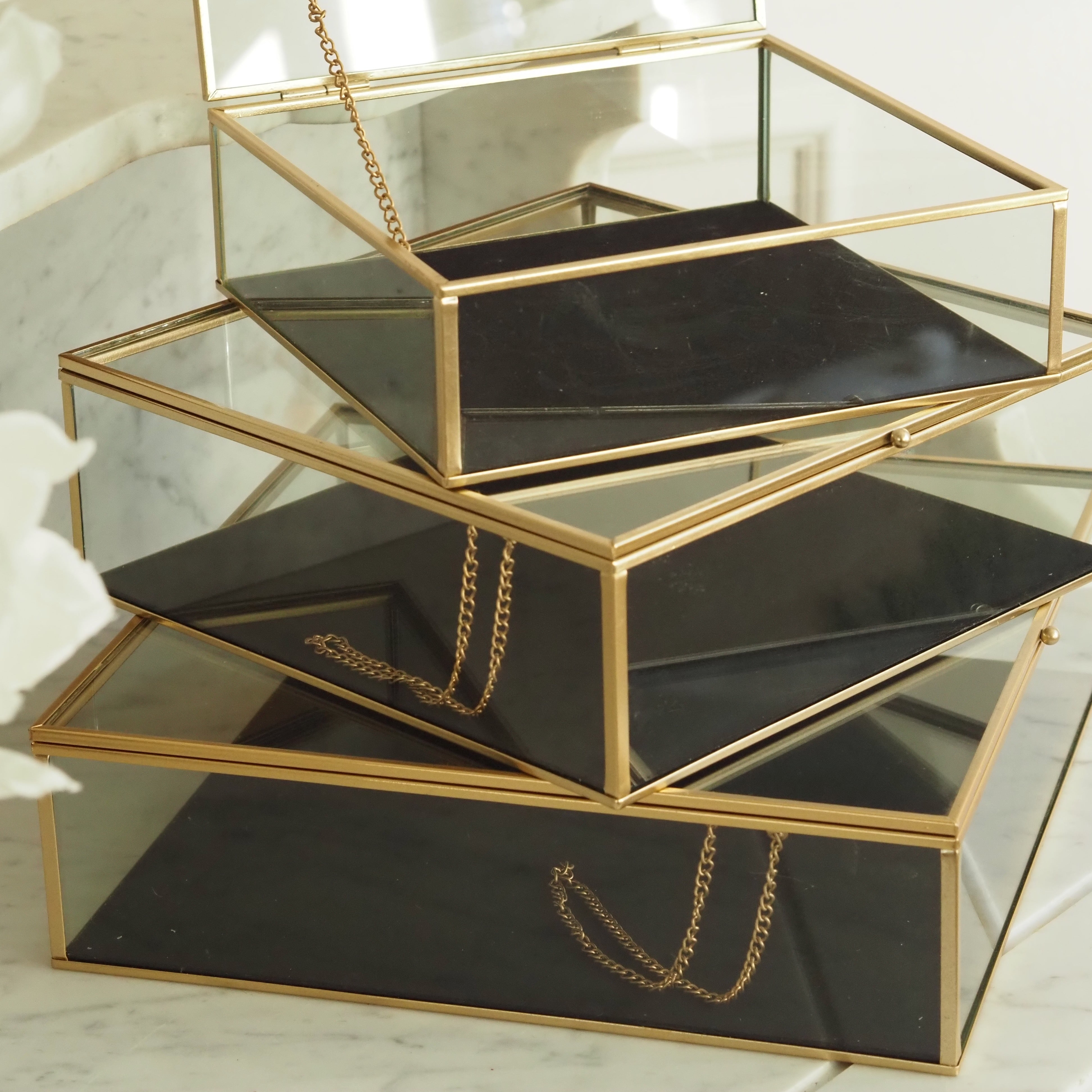 Glaskästchen Set · spiegelndes Schmuck- und Dekorationsobjekt im Art-Déco-inspirierten Stil