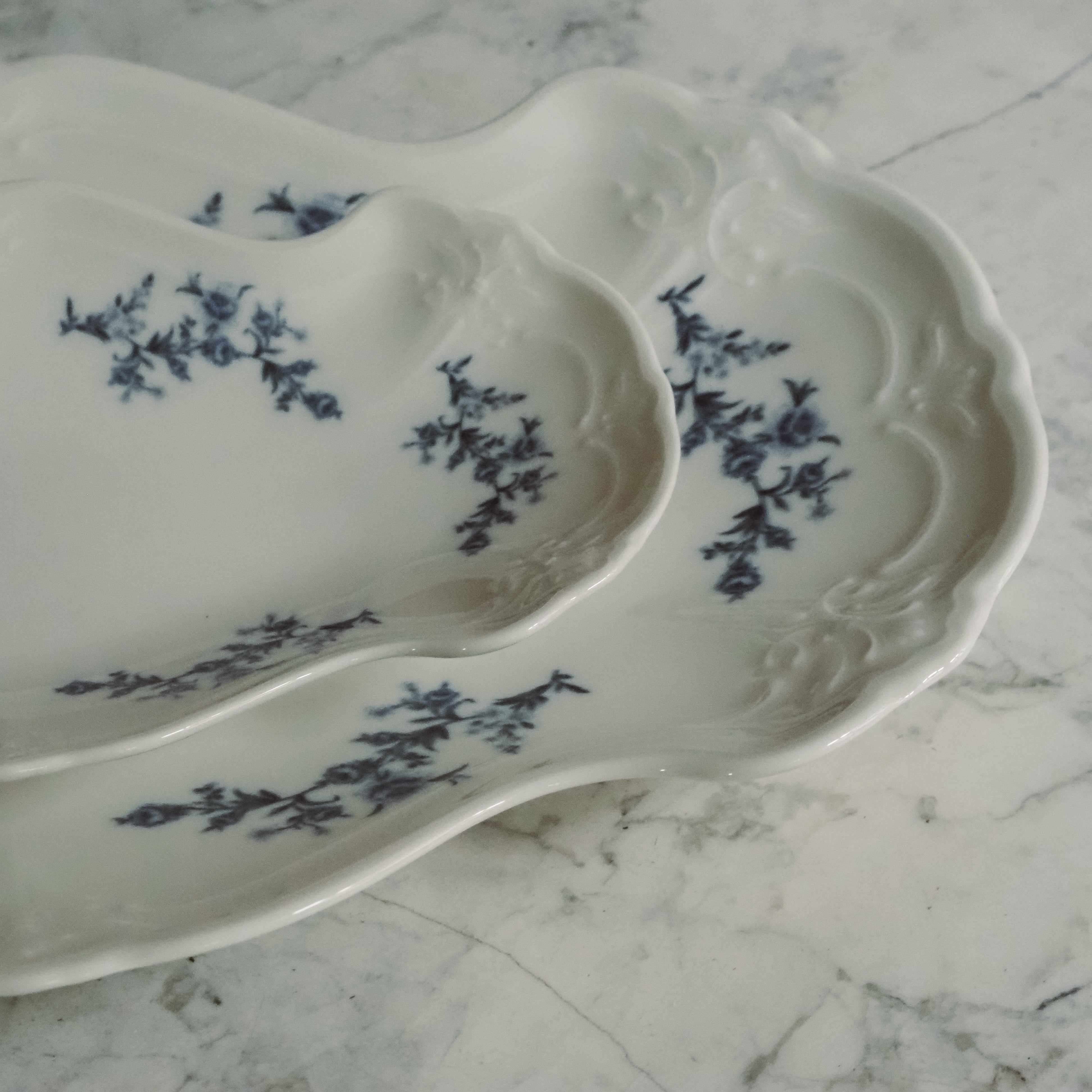 Servierschalen SET von 2 · blaue Blume / historisch inspirierte Porzellanschalen