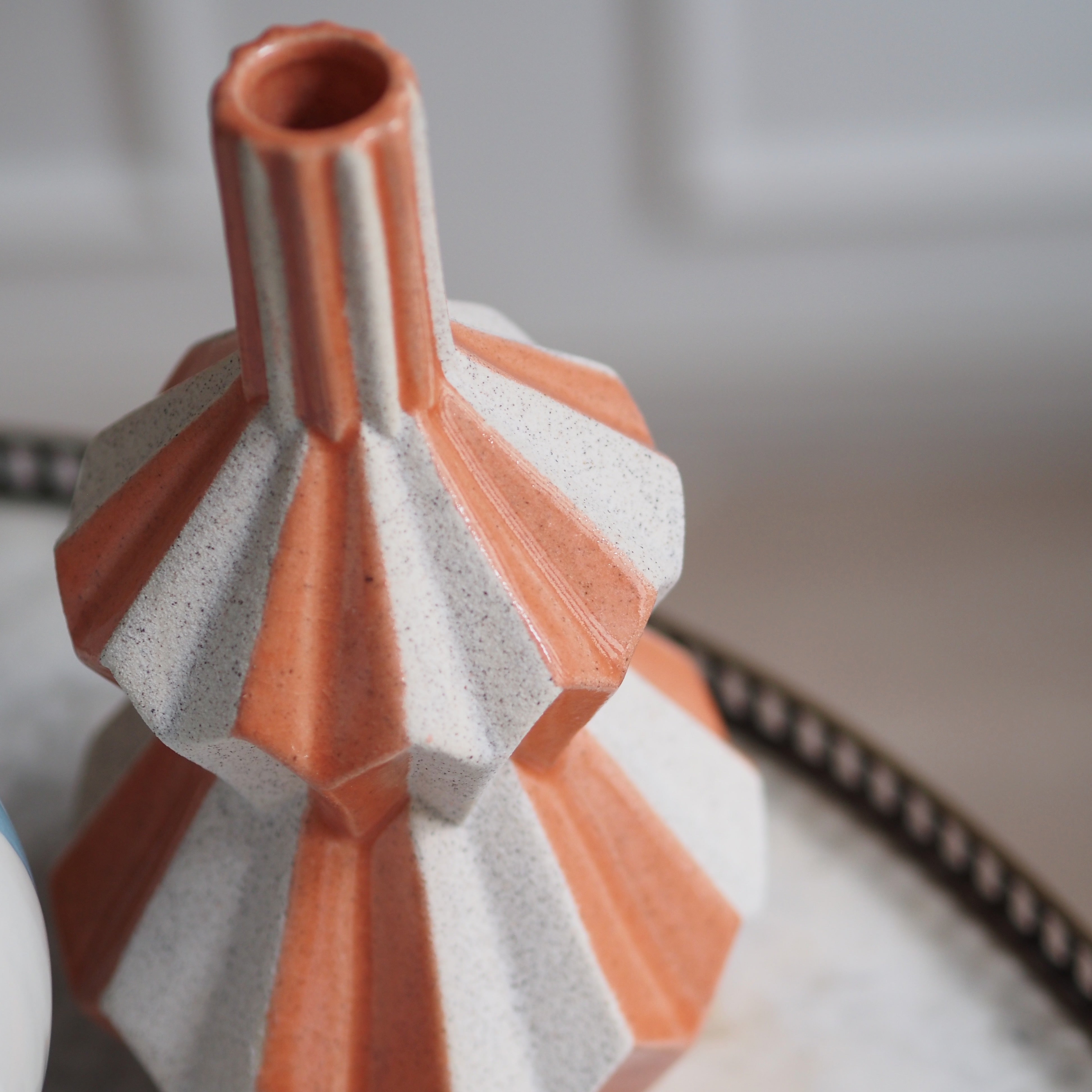 Vase · kubistische Formensprache / facettierte Keramik
