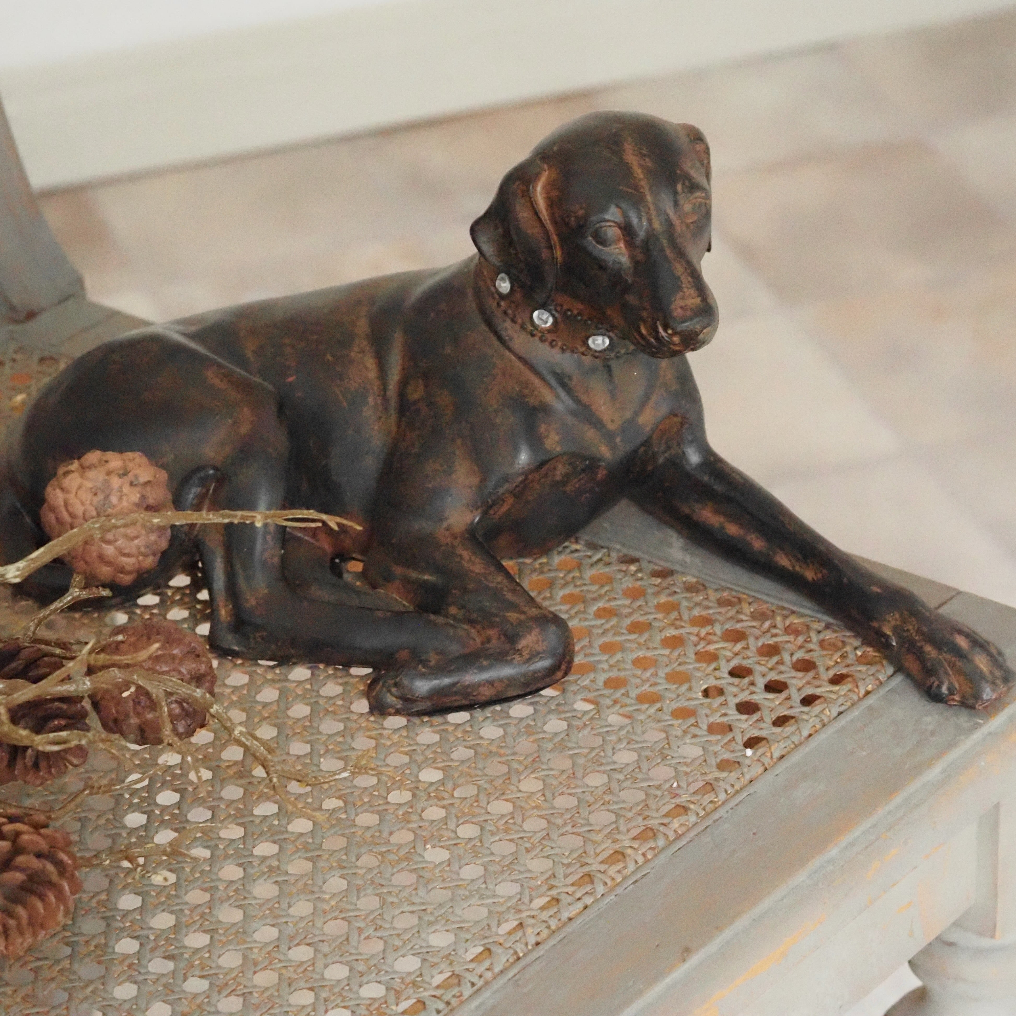 Hundefigur liegend · Altkupferoptik Ziersteinhalsband