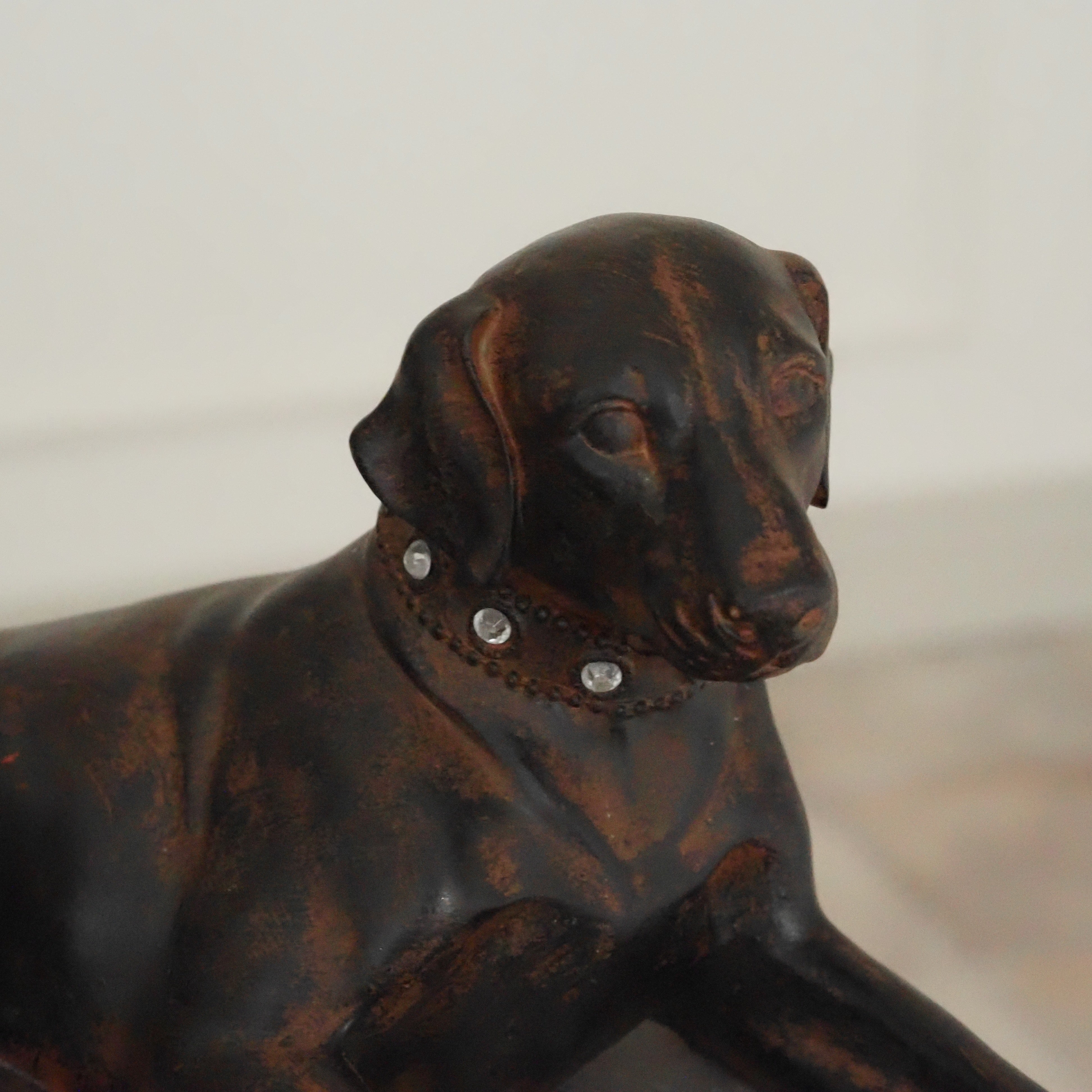 Hundefigur liegend · Altkupferoptik Ziersteinhalsband