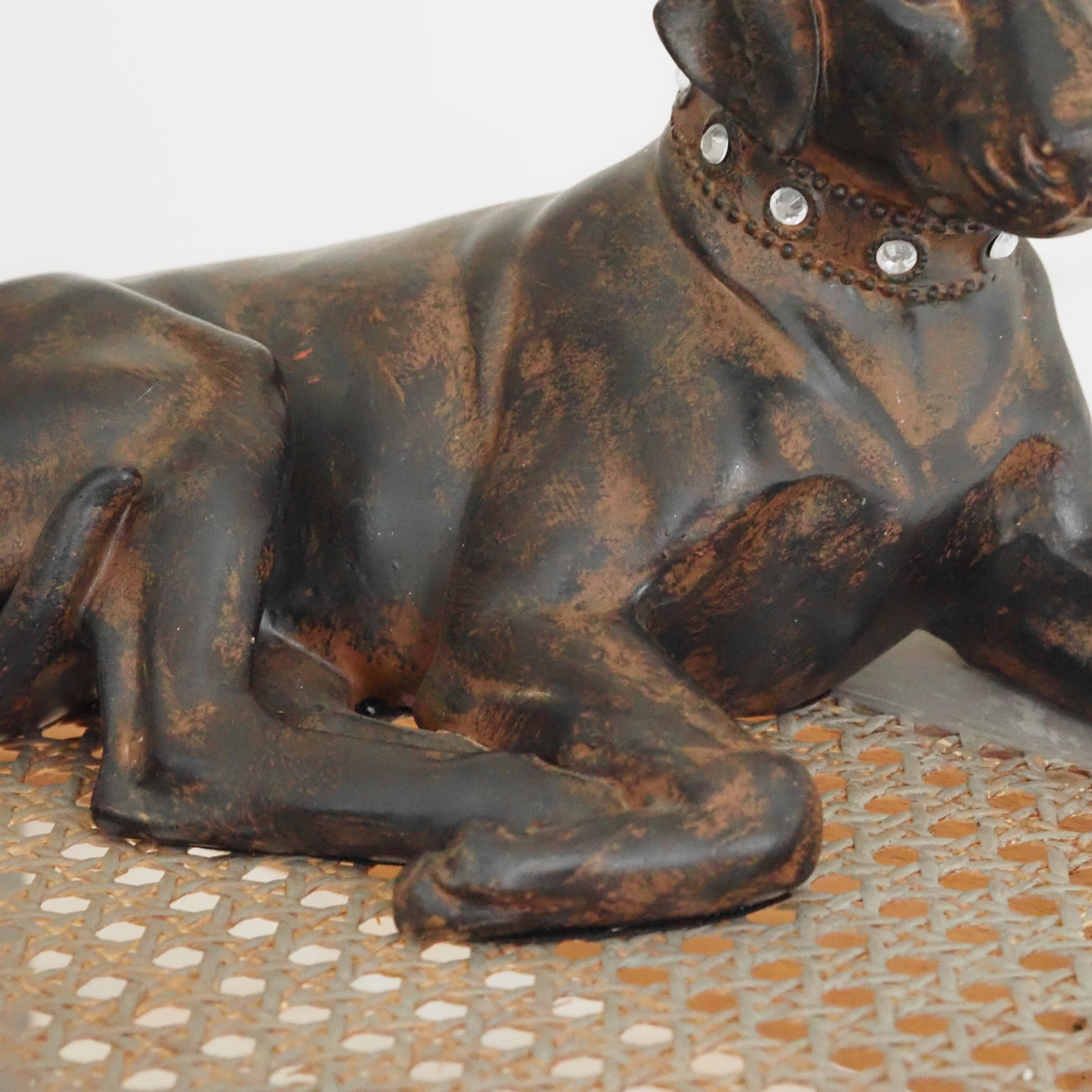 Hundefigur liegend · Altkupferoptik Ziersteinhalsband