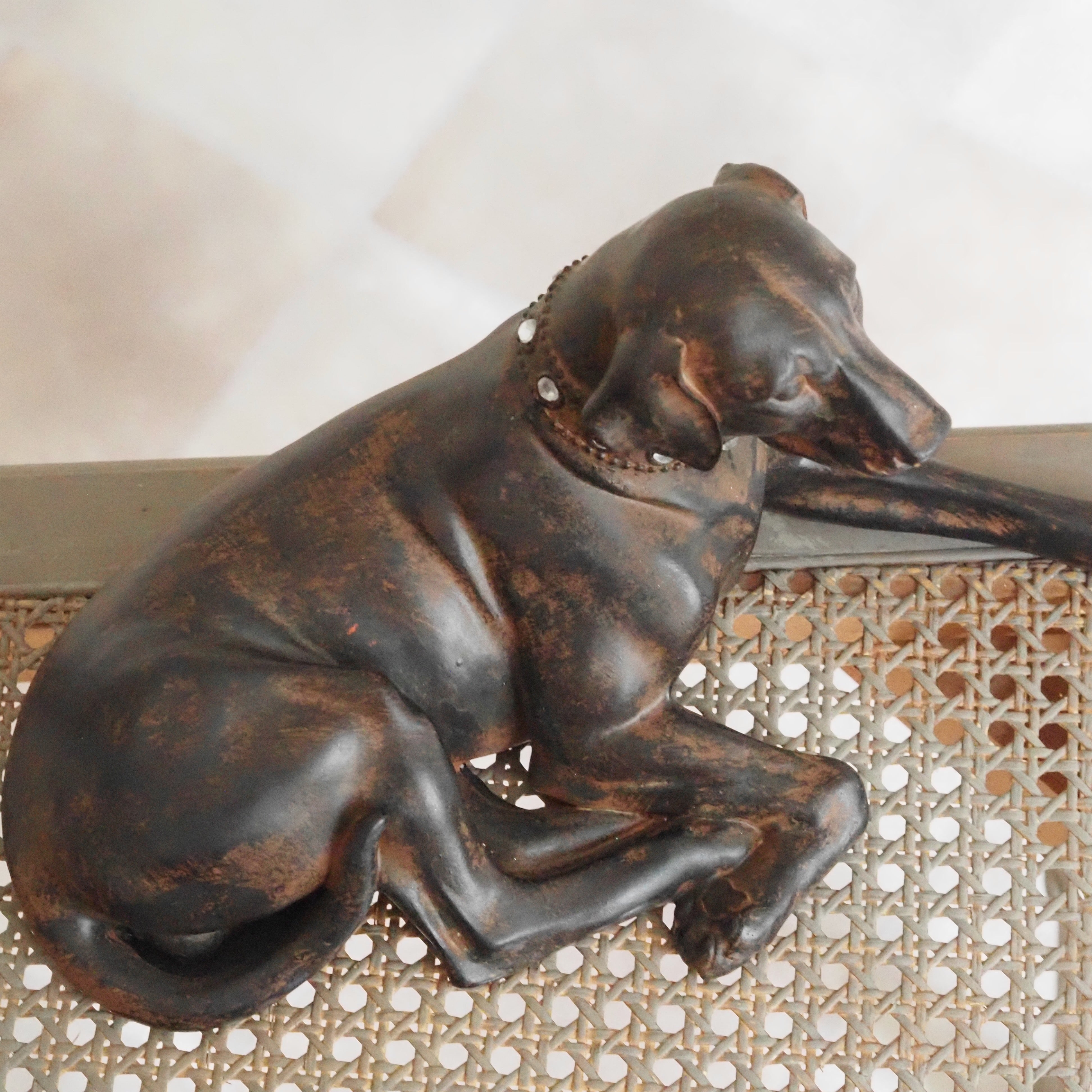 Hundefigur liegend · Altkupferoptik Ziersteinhalsband