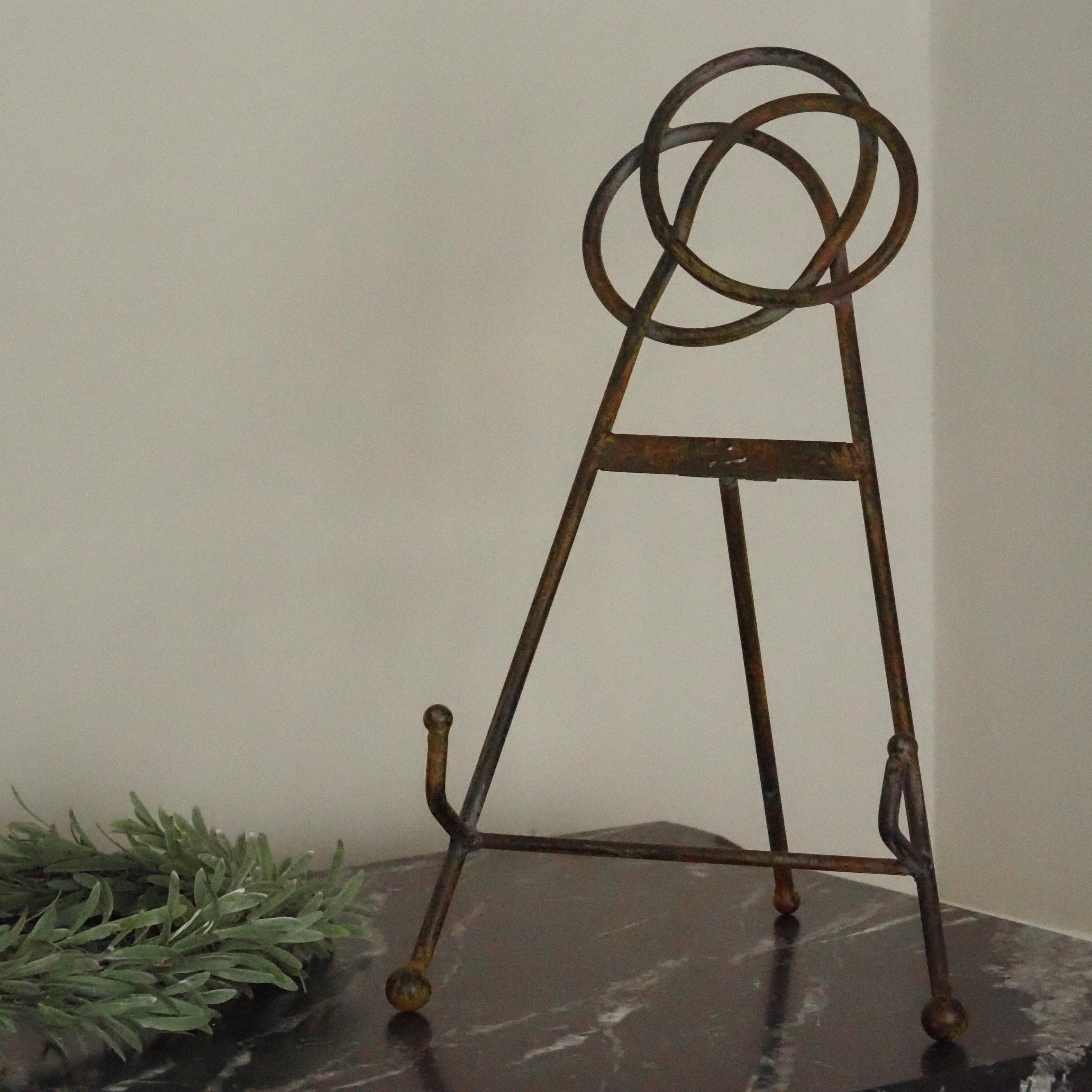 Kleine Staffelei aus Metall · antik patiniert · 40 cm
