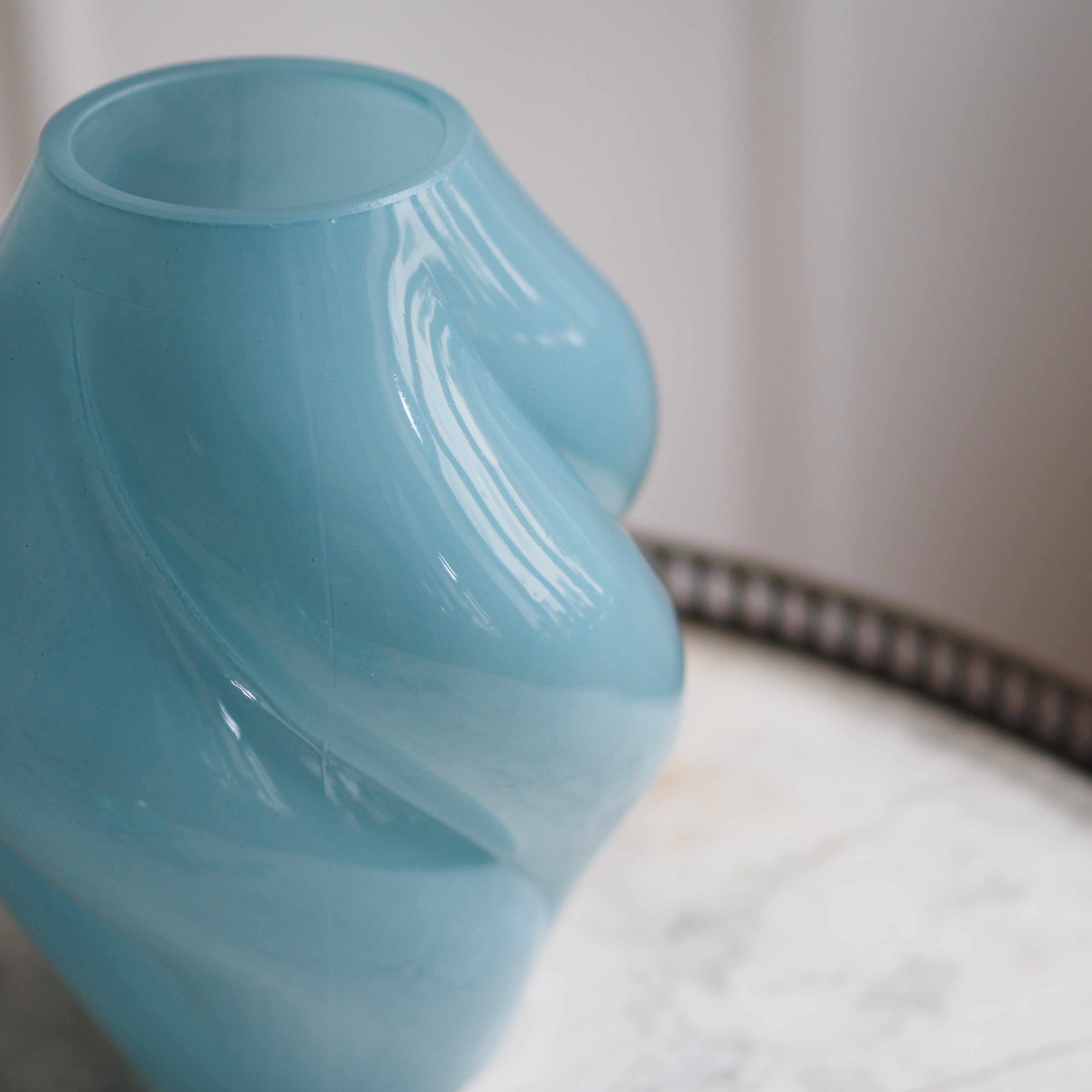 Glasvase Blau · Spiralförmig gedrehter Korpus in Opalglas-Optik