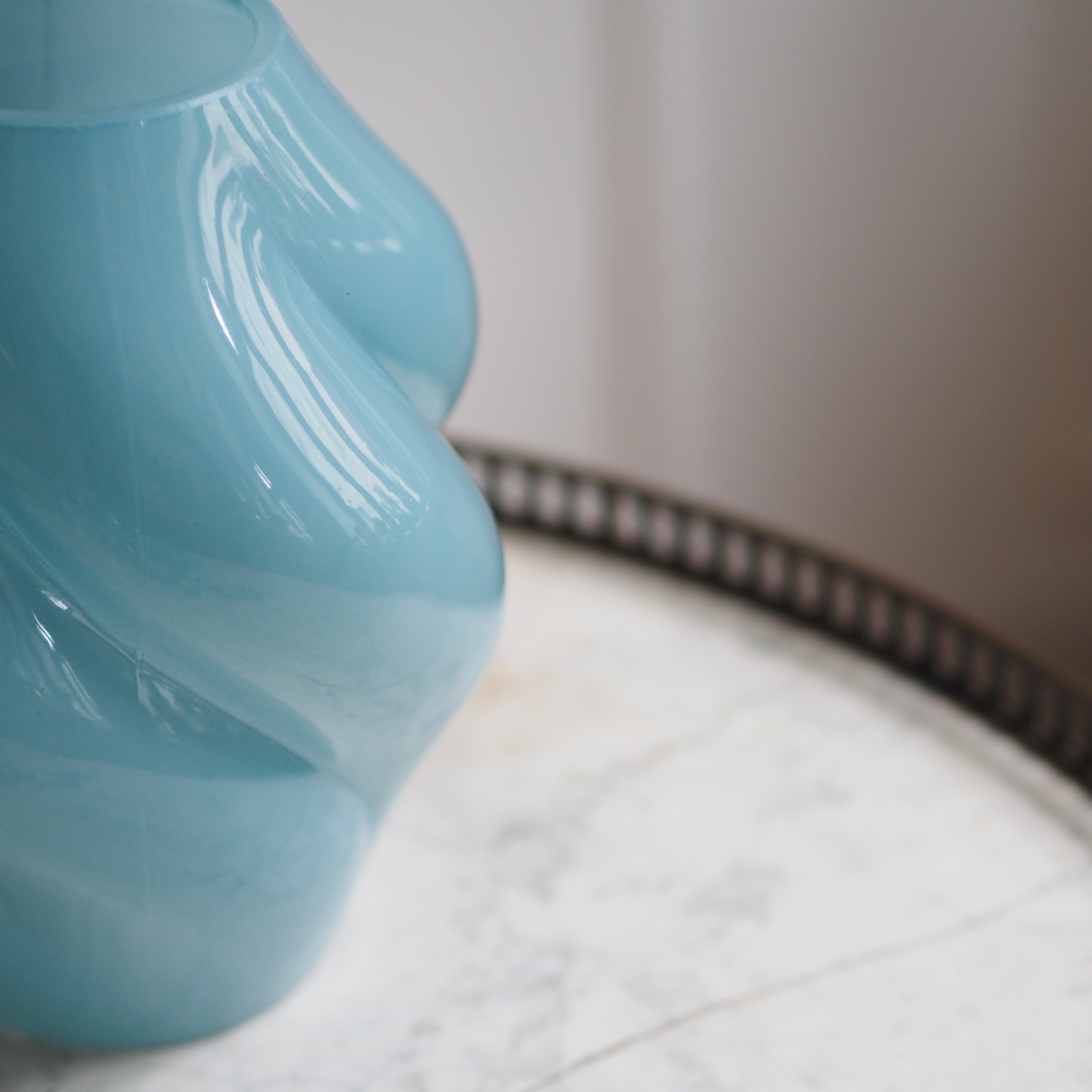 Glasvase Blau · Spiralförmig gedrehter Korpus in Opalglas-Optik