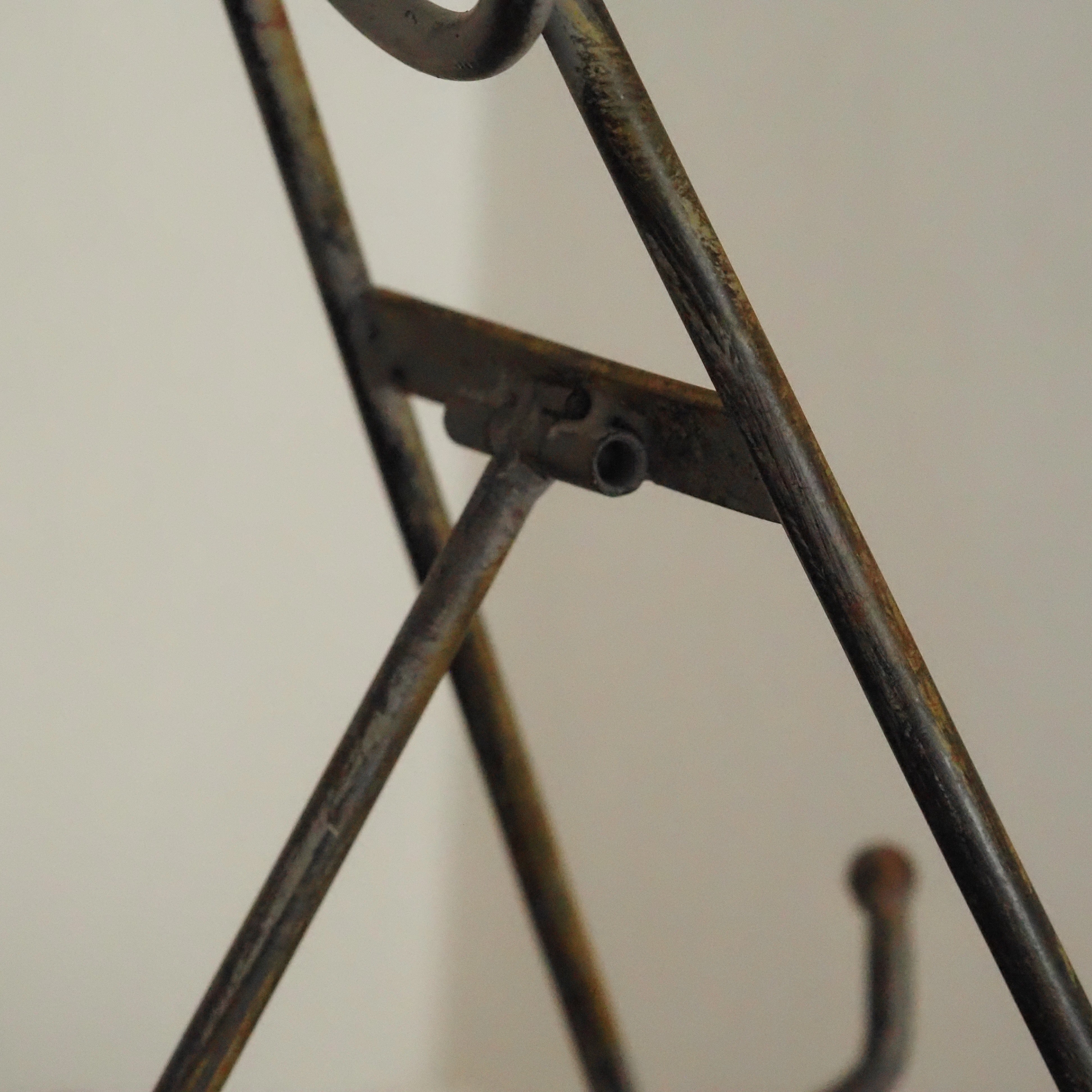 Kleine Staffelei aus Metall · antik patiniert · 40 cm