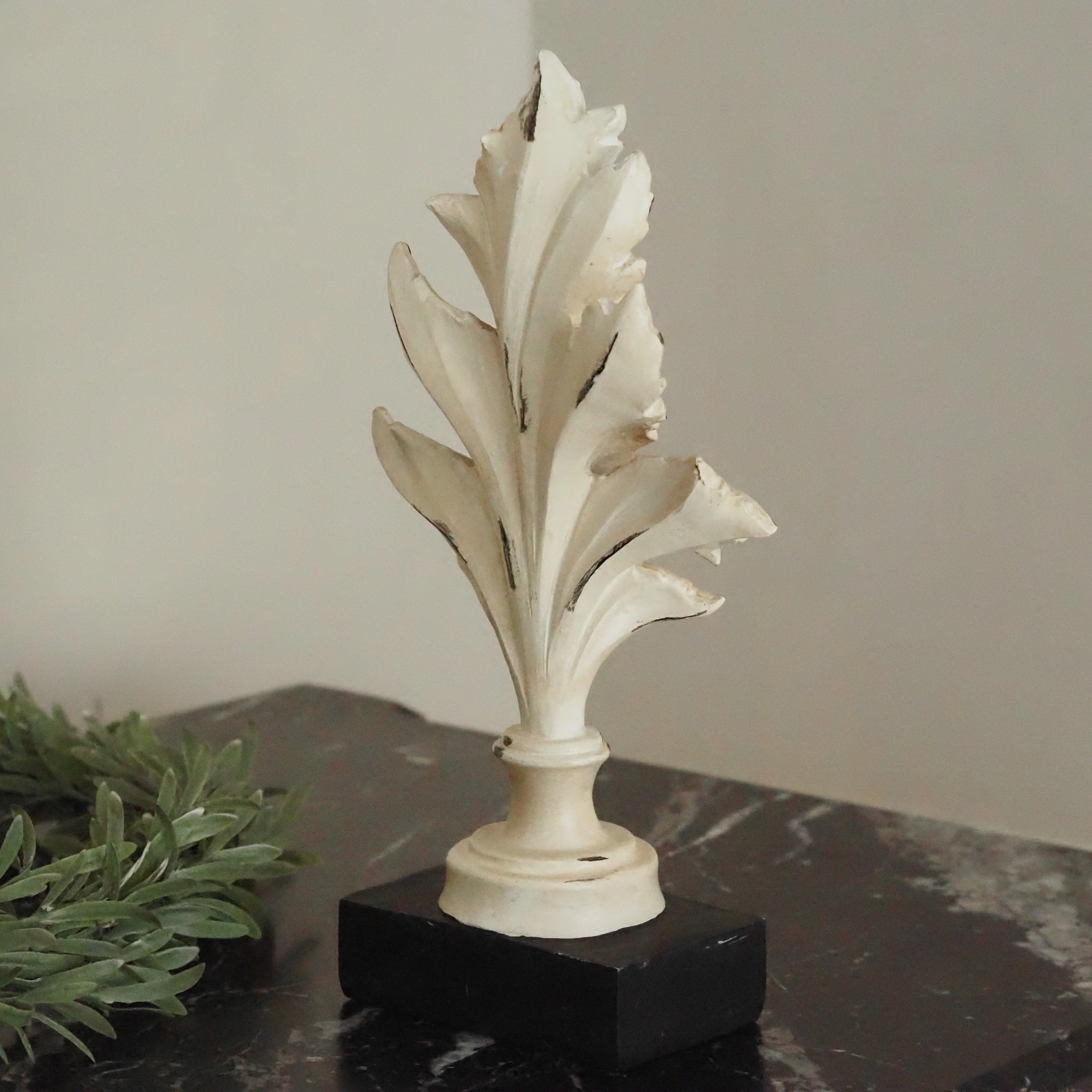 Dekofigur Akanthusblatt · Barockstil mit Shabby-Chic-Patina