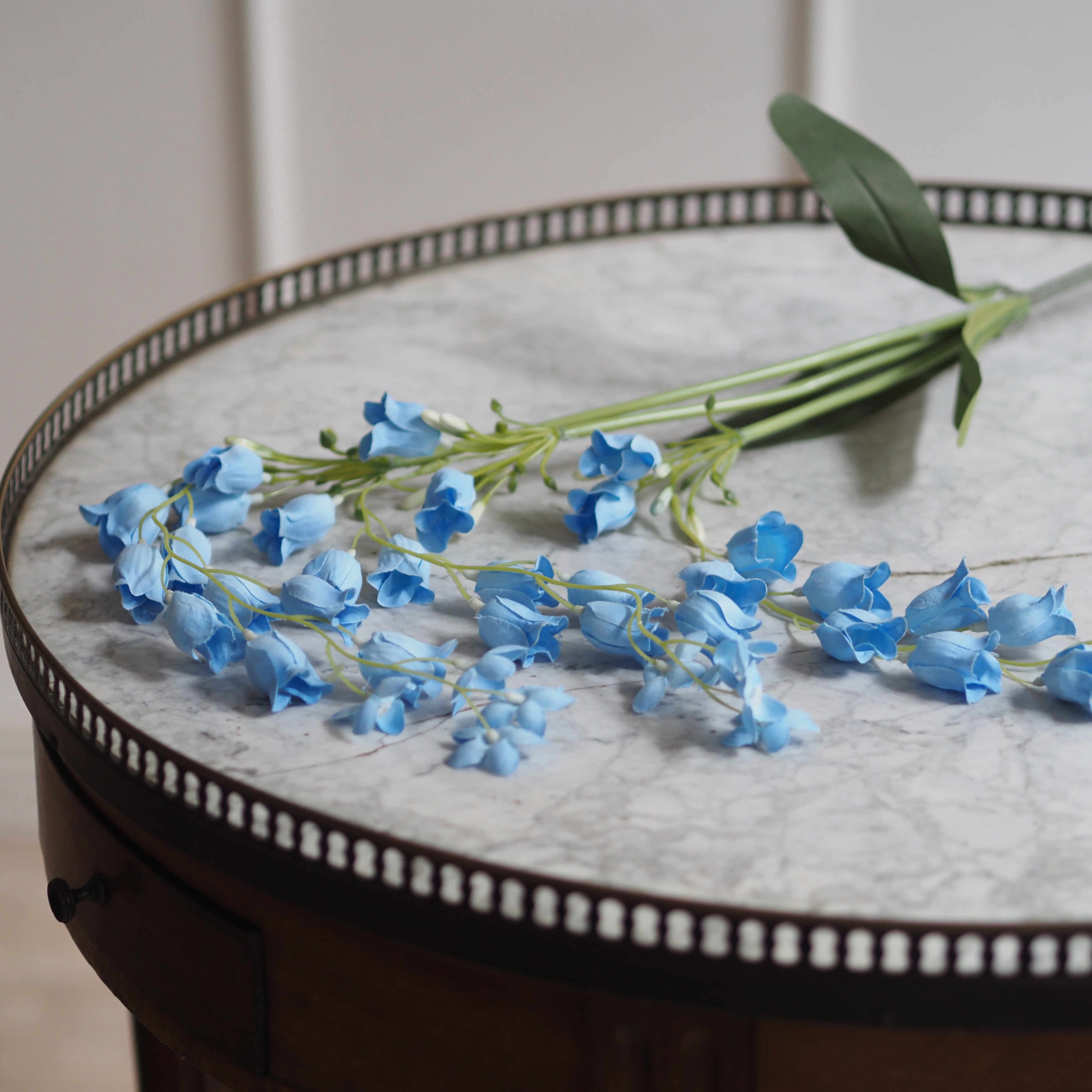 Kunstblumen Zweig · hängende Blütenform in hellblau · dekorative Floristik