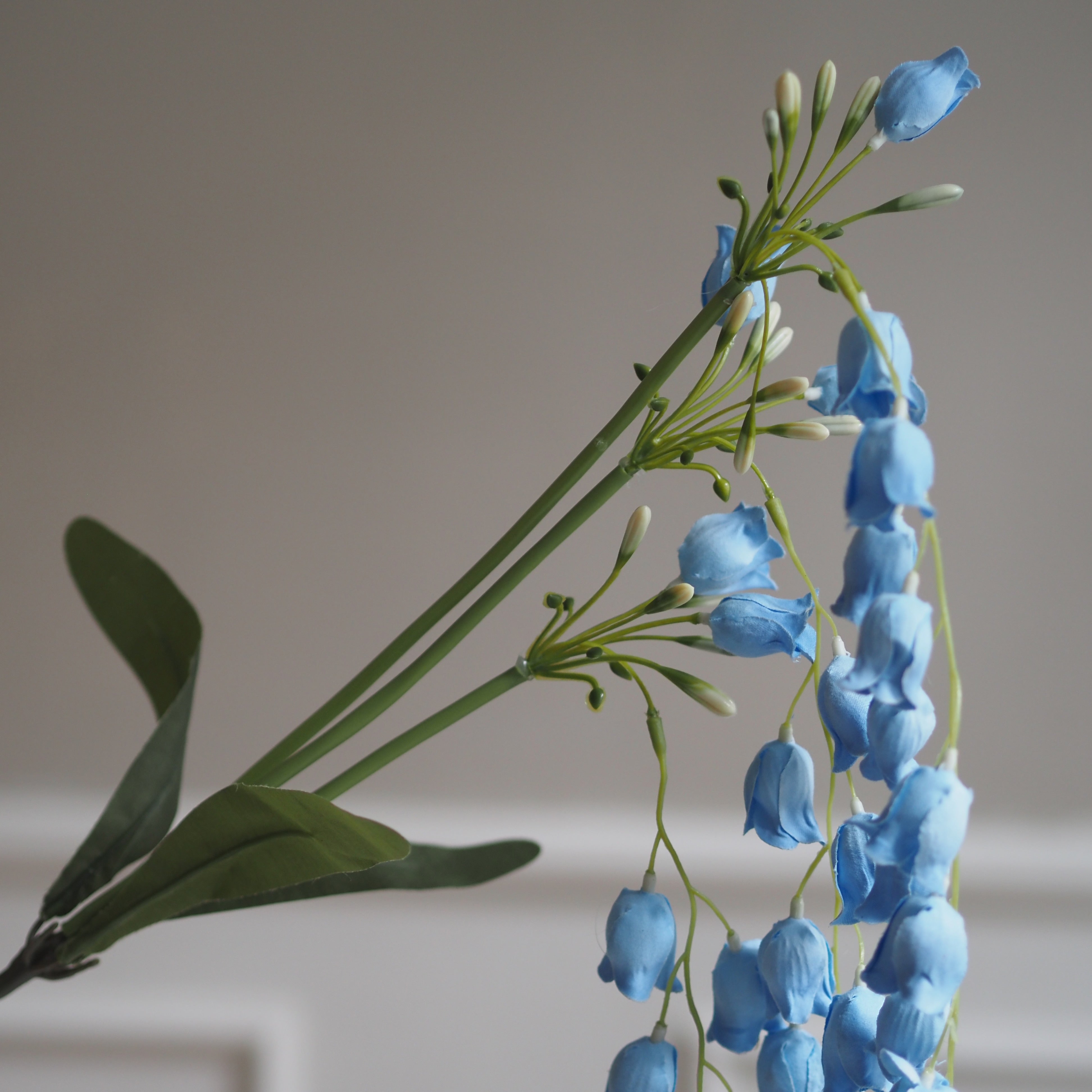 Kunstblumen Zweig · hängende Blütenform in hellblau · dekorative Floristik
