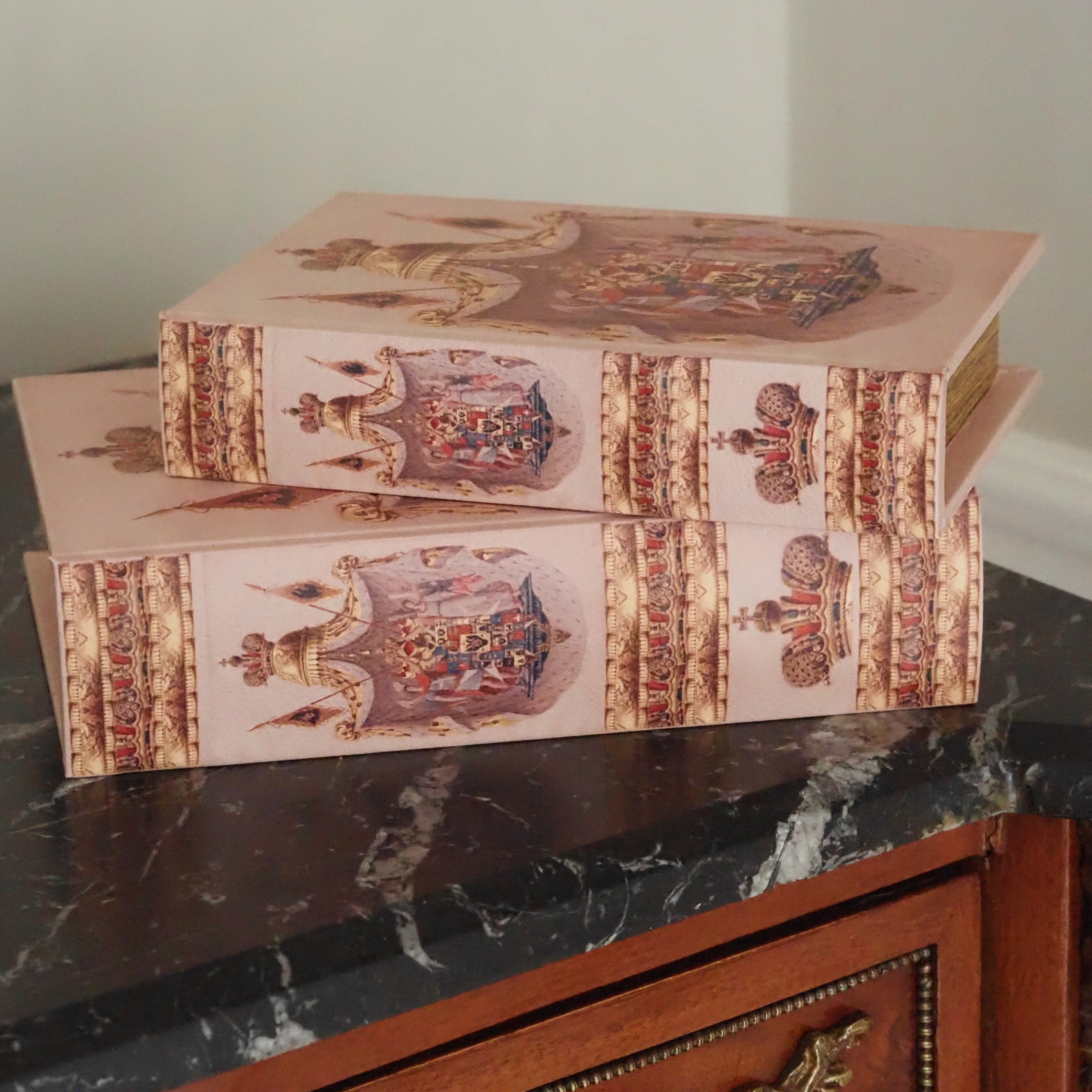 Buchbox Rosé · Wappendruck mit goldfarbenem Buchschnitt