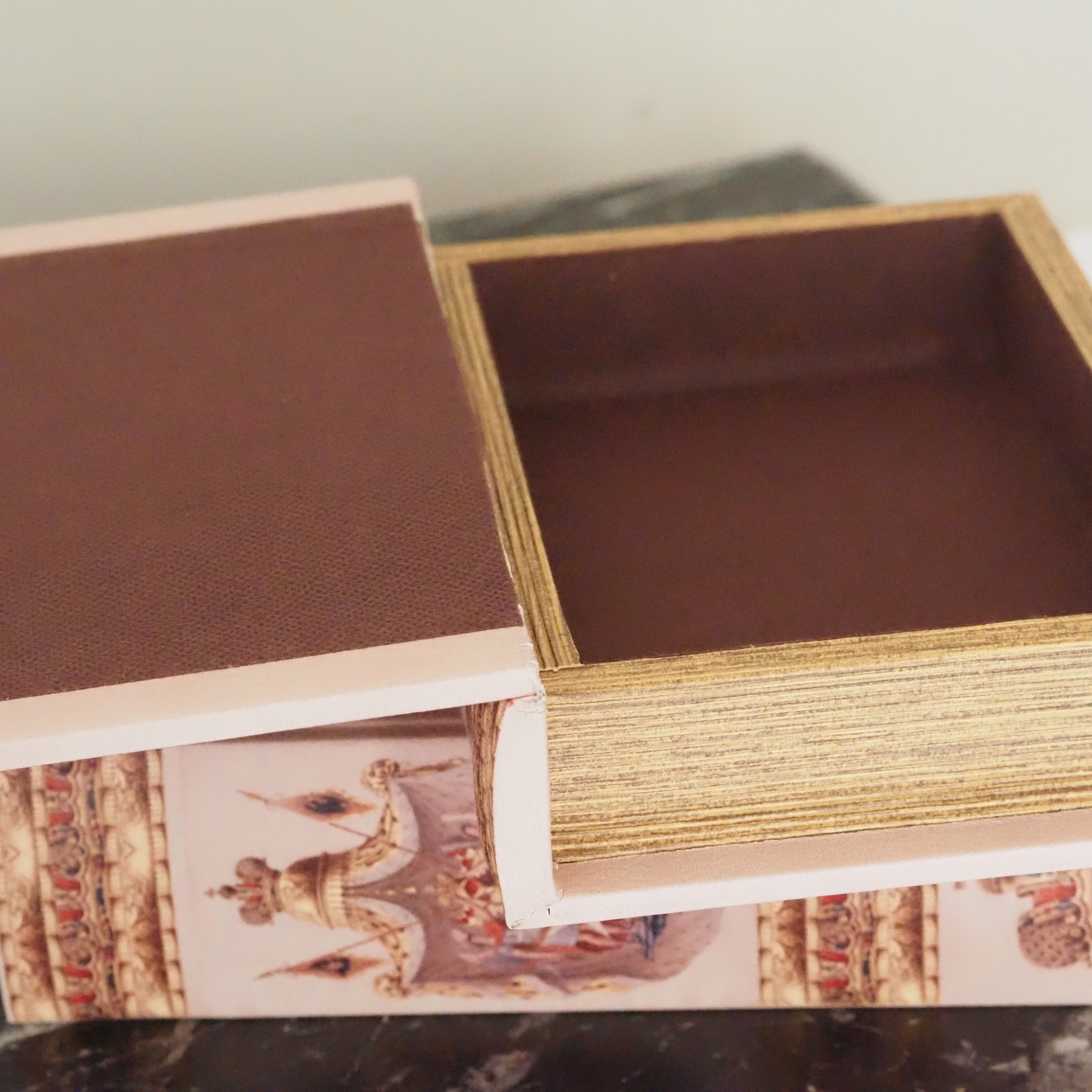 Buchbox Rosé · Wappendruck mit goldfarbenem Buchschnitt