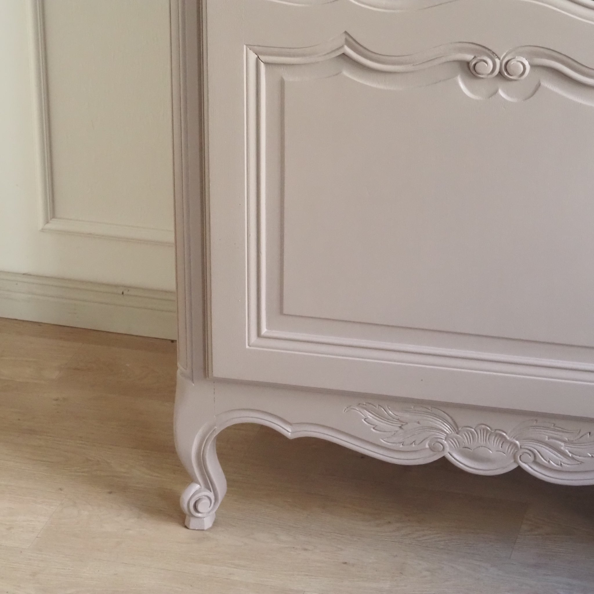 Französische Vitrine um 1900 in neuem Taupe Farbgewand - Eintürig mit Spiegelrückwand