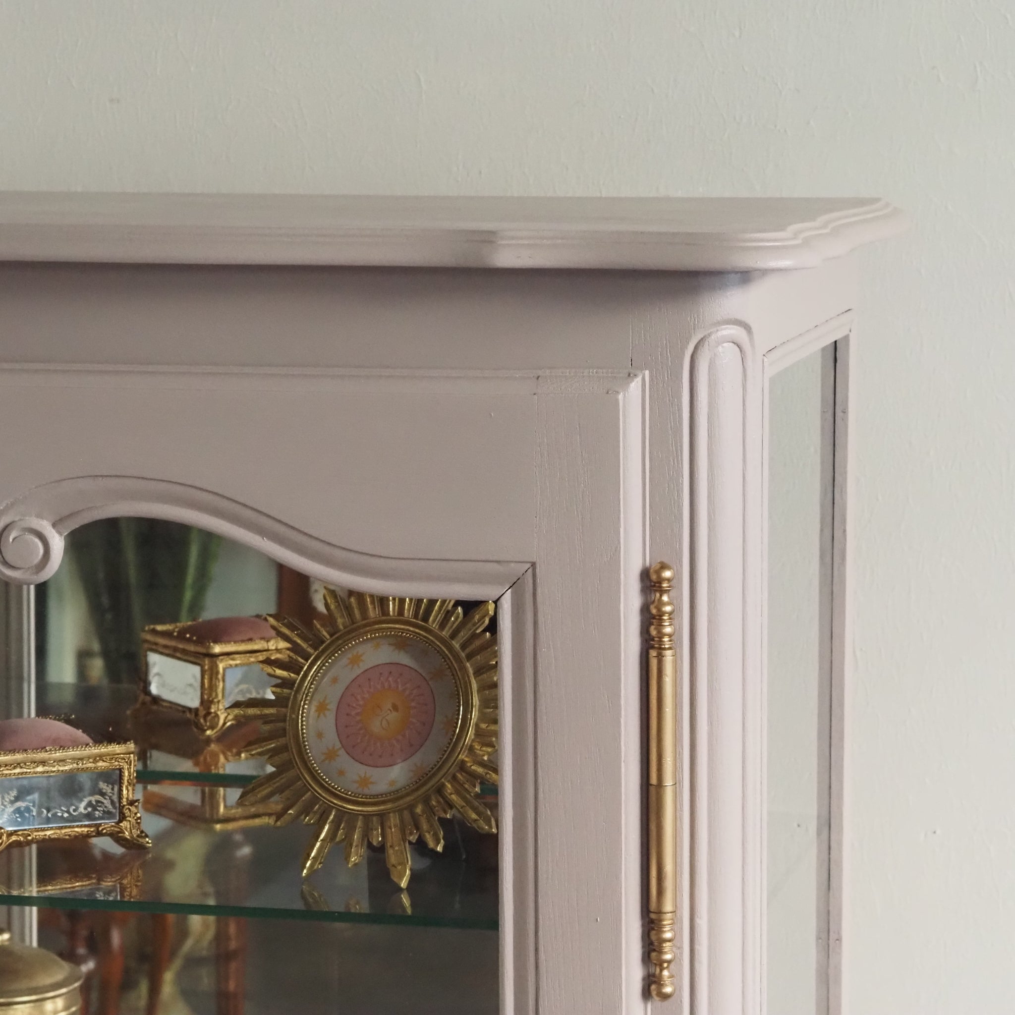 Französische Vitrine um 1900 in neuem Taupe Farbgewand - Eintürig mit Spiegelrückwand