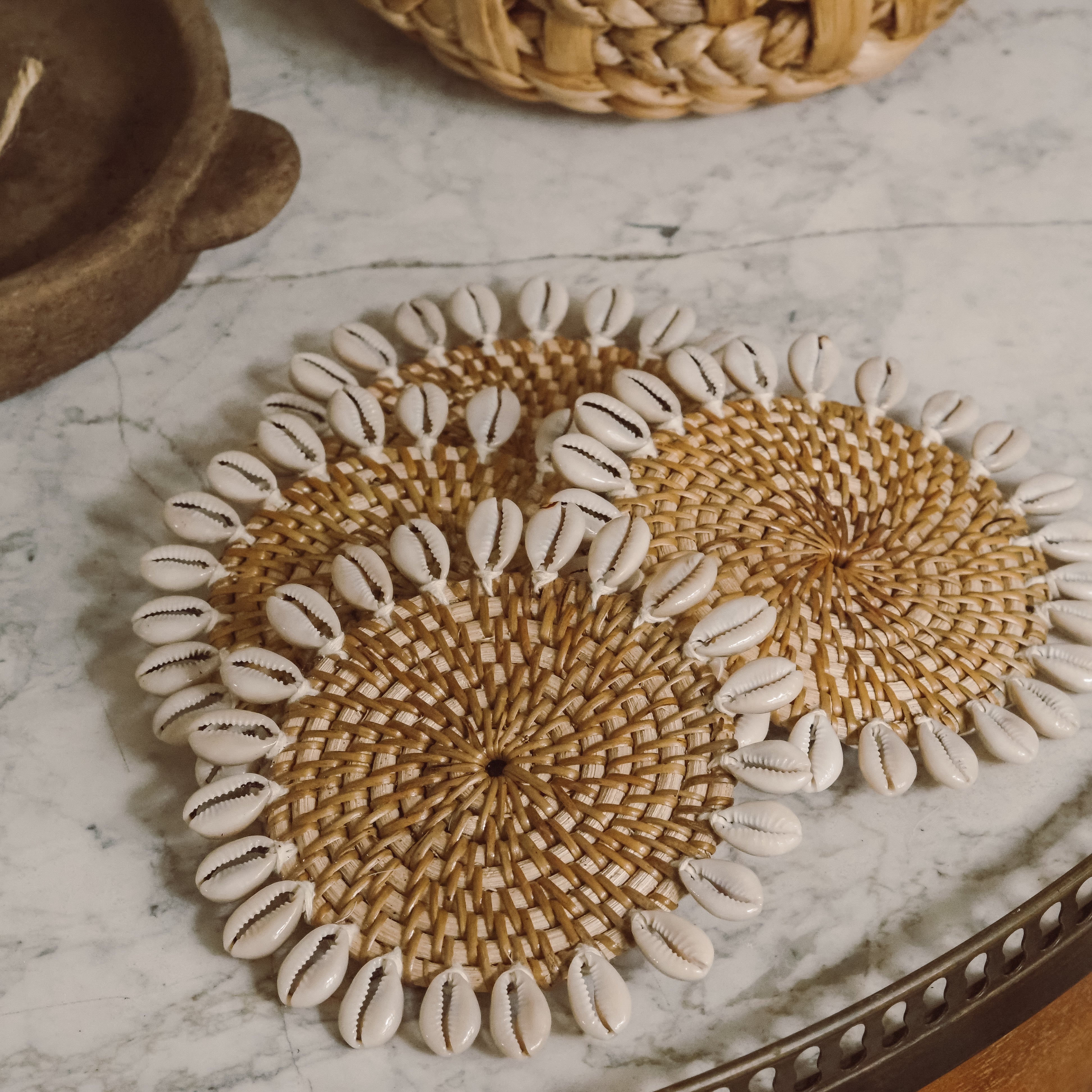 Untersetzer Rattan Kaurimuscheln · Rundes Flechtobjekt mit Muschelbesatz, 4er-Set