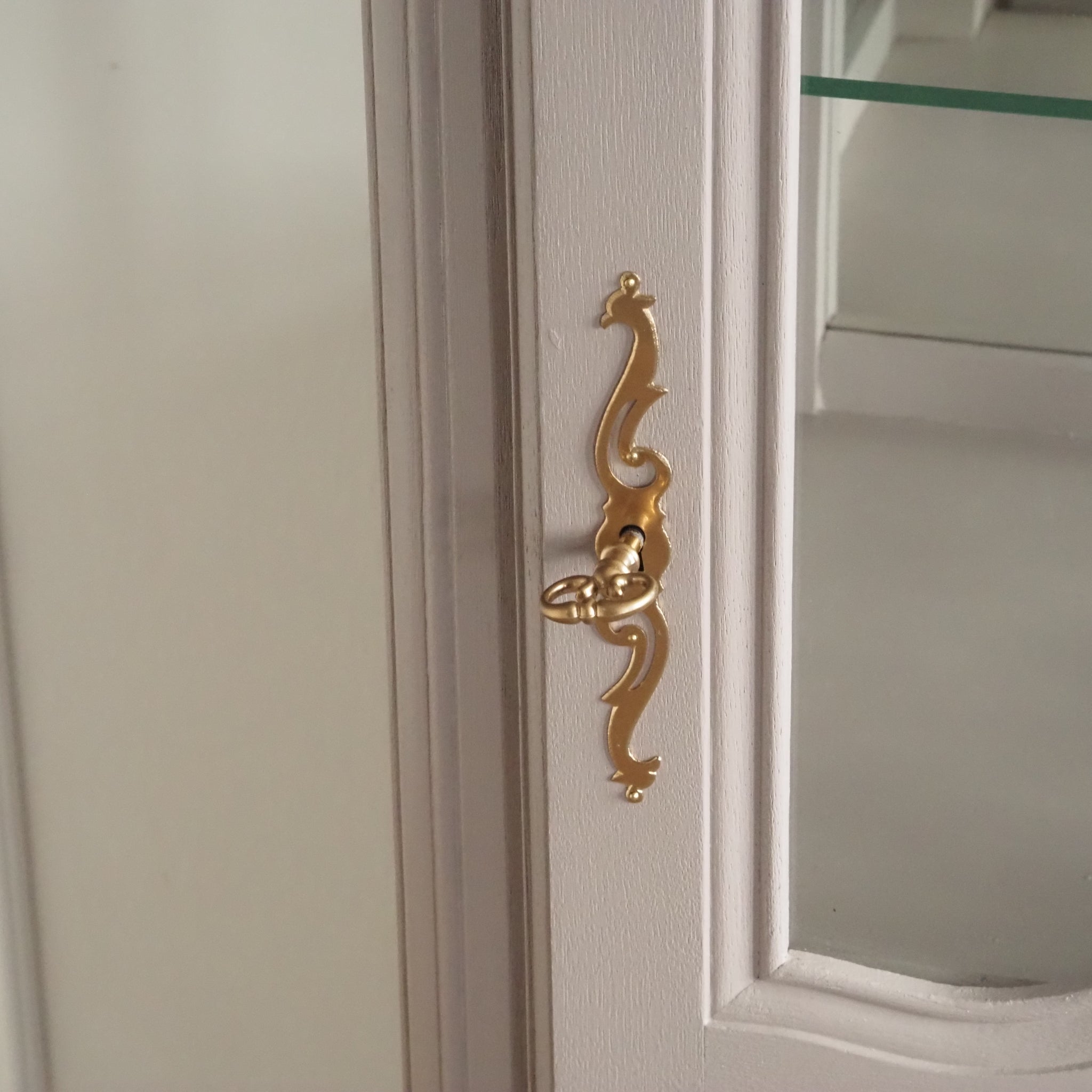 Französische Vitrine um 1900 in neuem Taupe Farbgewand - Eintürig mit Spiegelrückwand