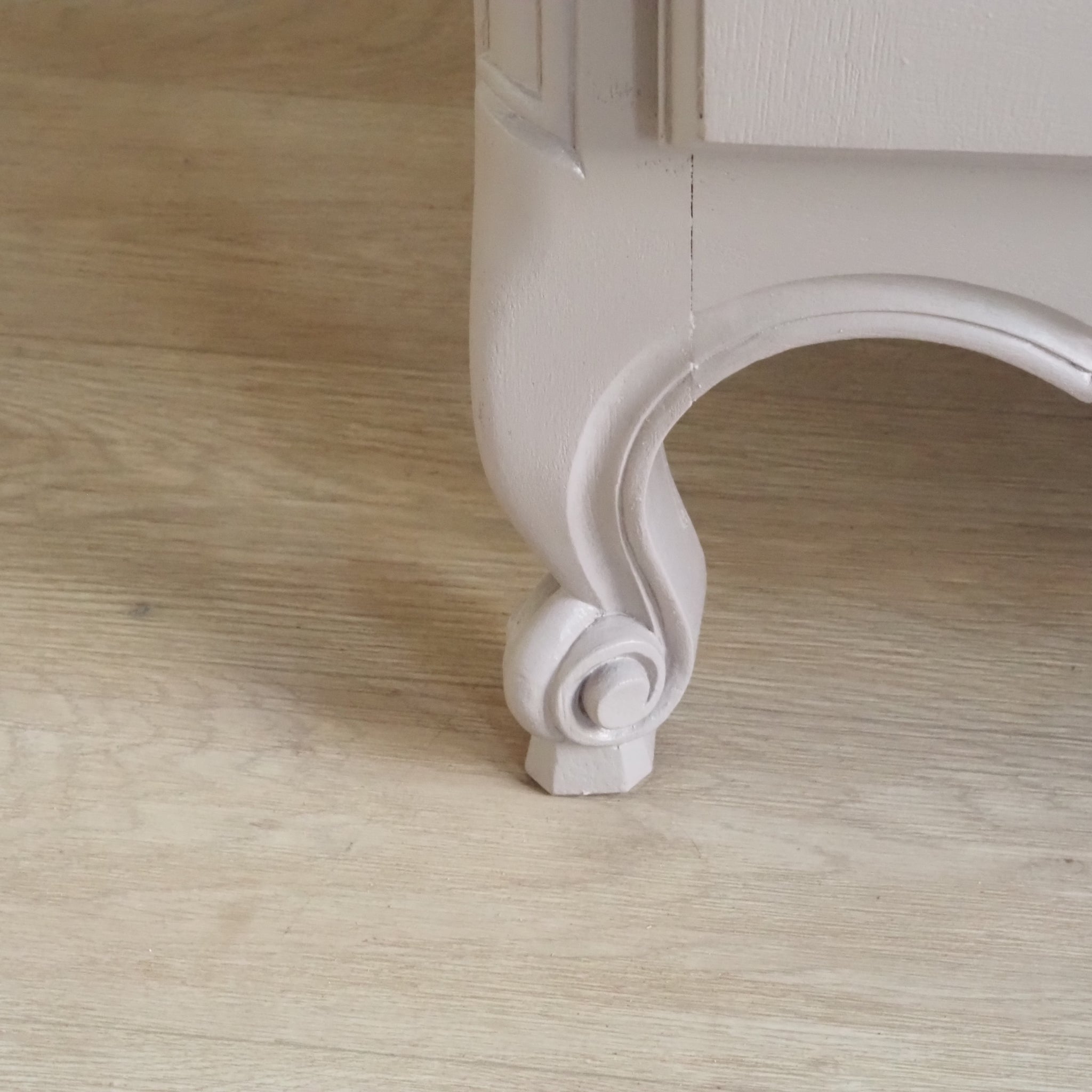 Französische Vitrine um 1900 in neuem Taupe Farbgewand - Eintürig mit Spiegelrückwand