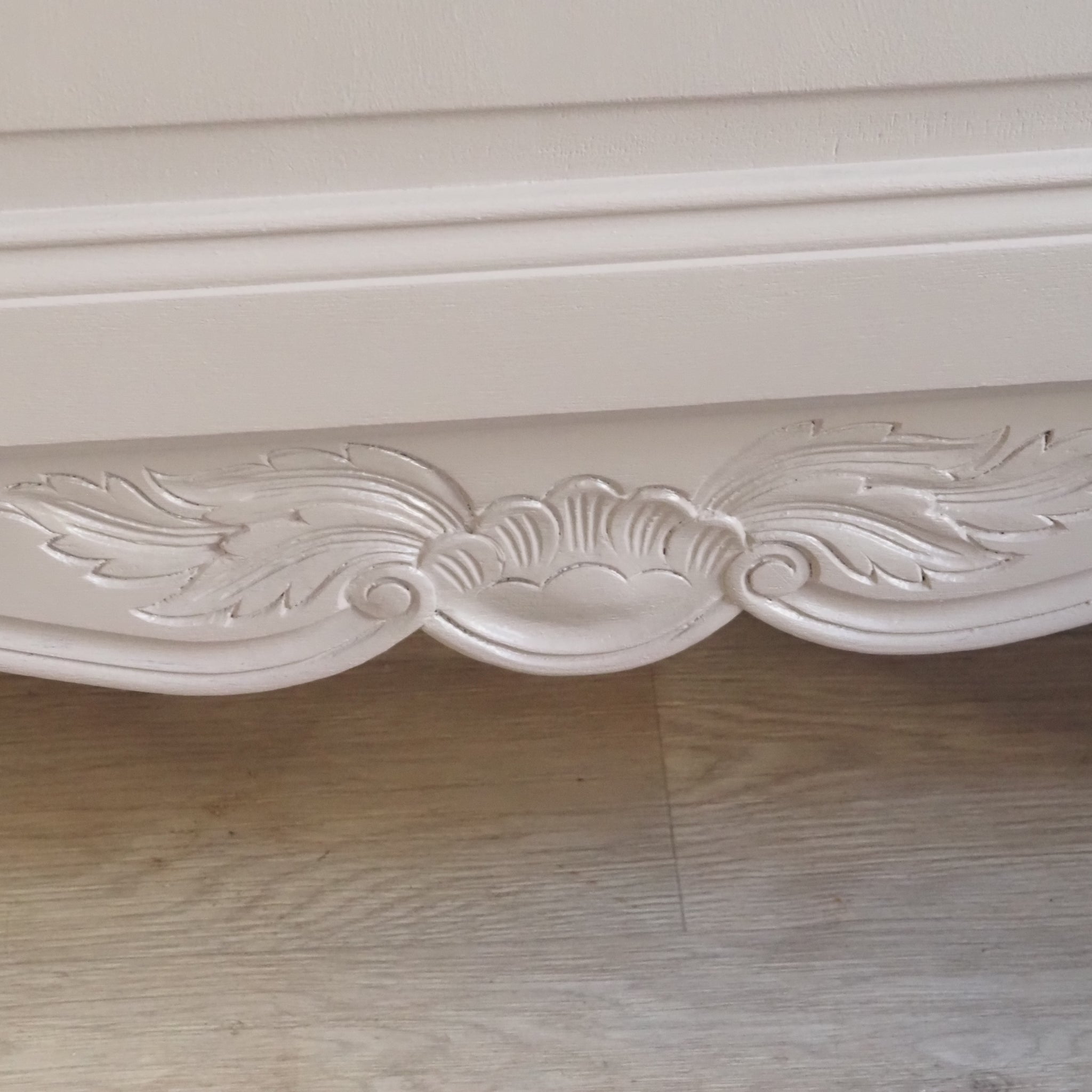 Französische Vitrine um 1900 in neuem Taupe Farbgewand - Eintürig mit Spiegelrückwand