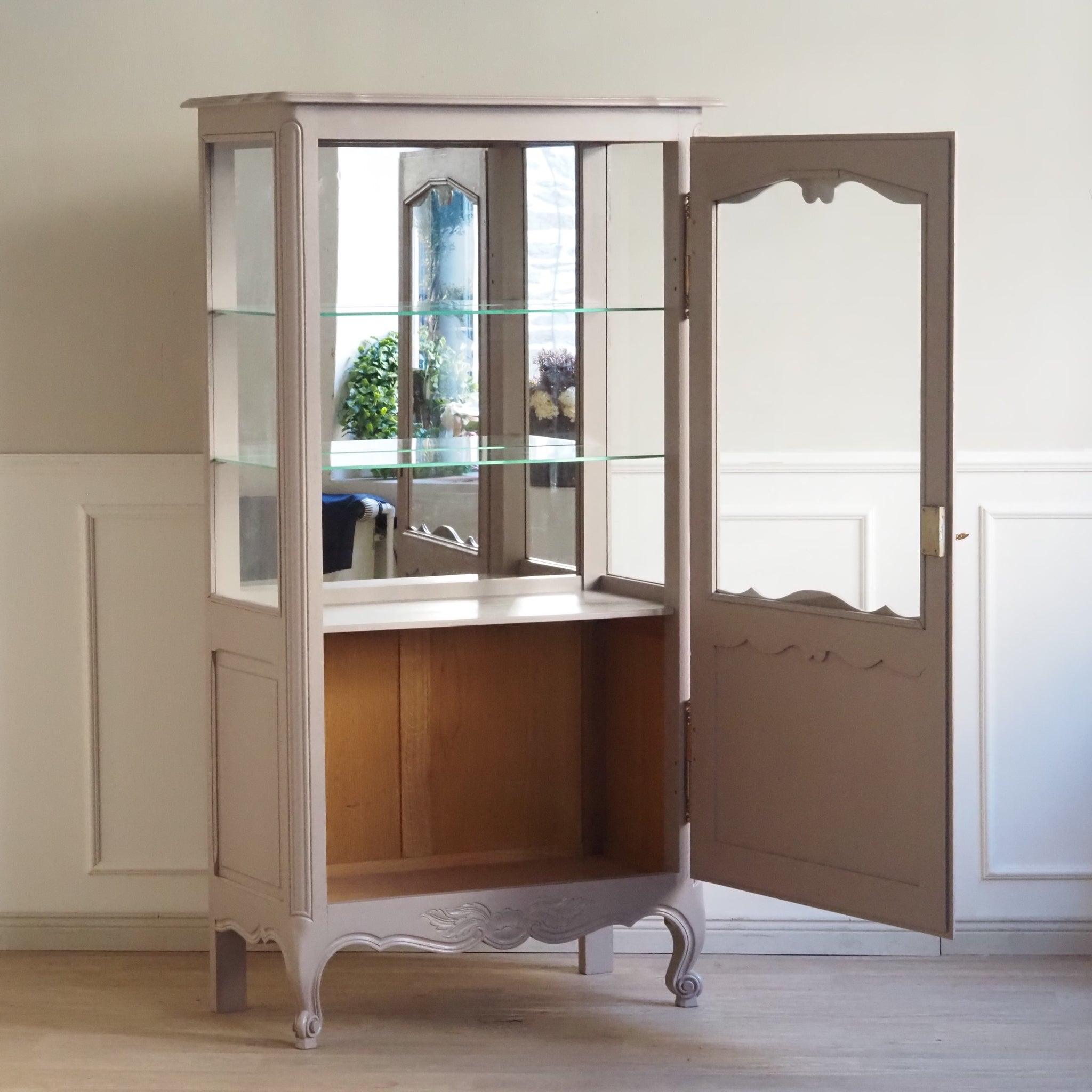 Französische Vitrine um 1900 in neuem Taupe Farbgewand - Eintürig mit Spiegelrückwand