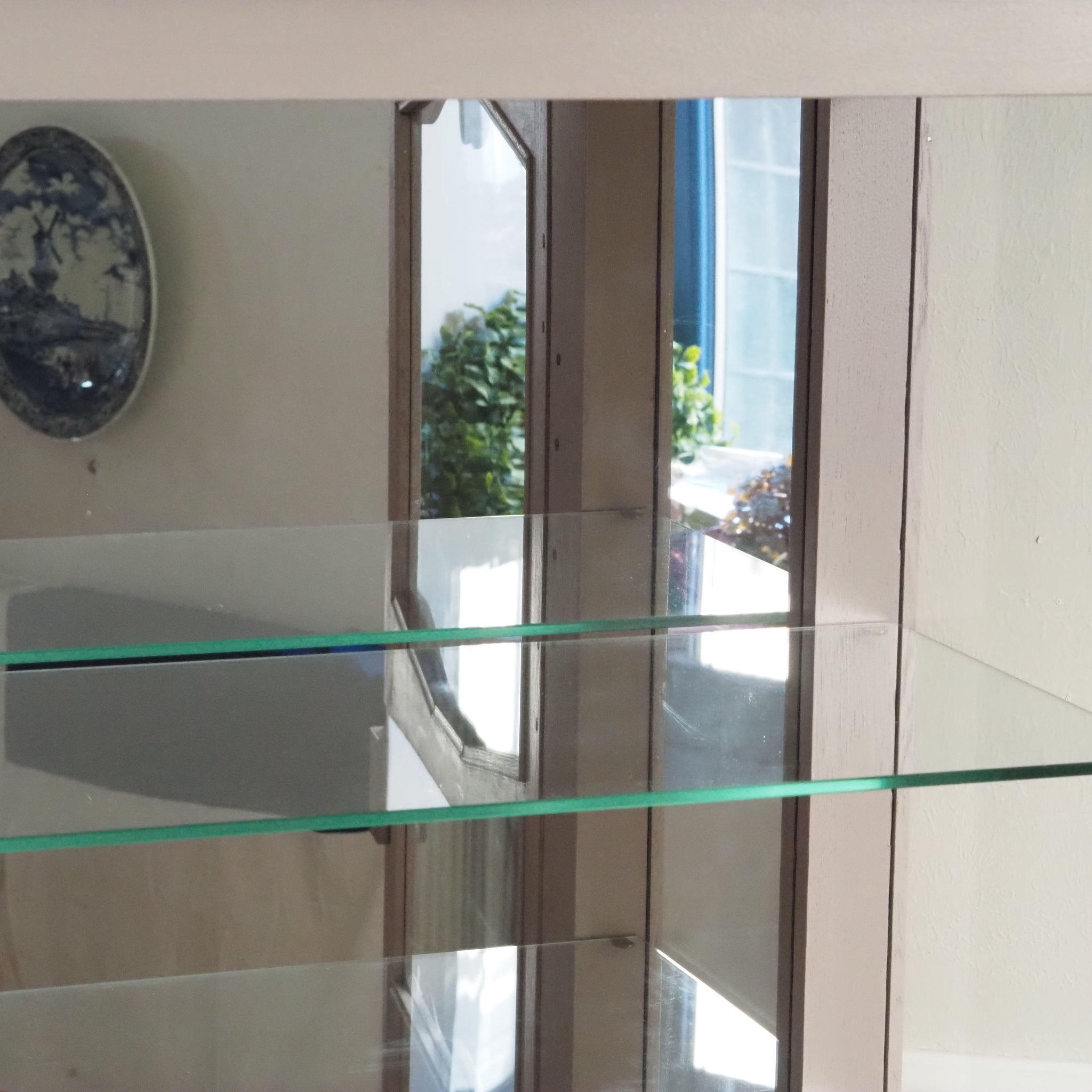 Französische Vitrine um 1900 in neuem Taupe Farbgewand - Eintürig mit Spiegelrückwand