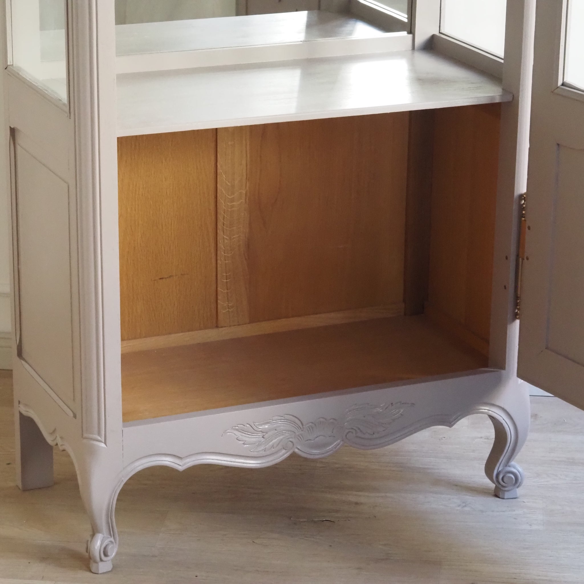 Französische Vitrine um 1900 in neuem Taupe Farbgewand - Eintürig mit Spiegelrückwand