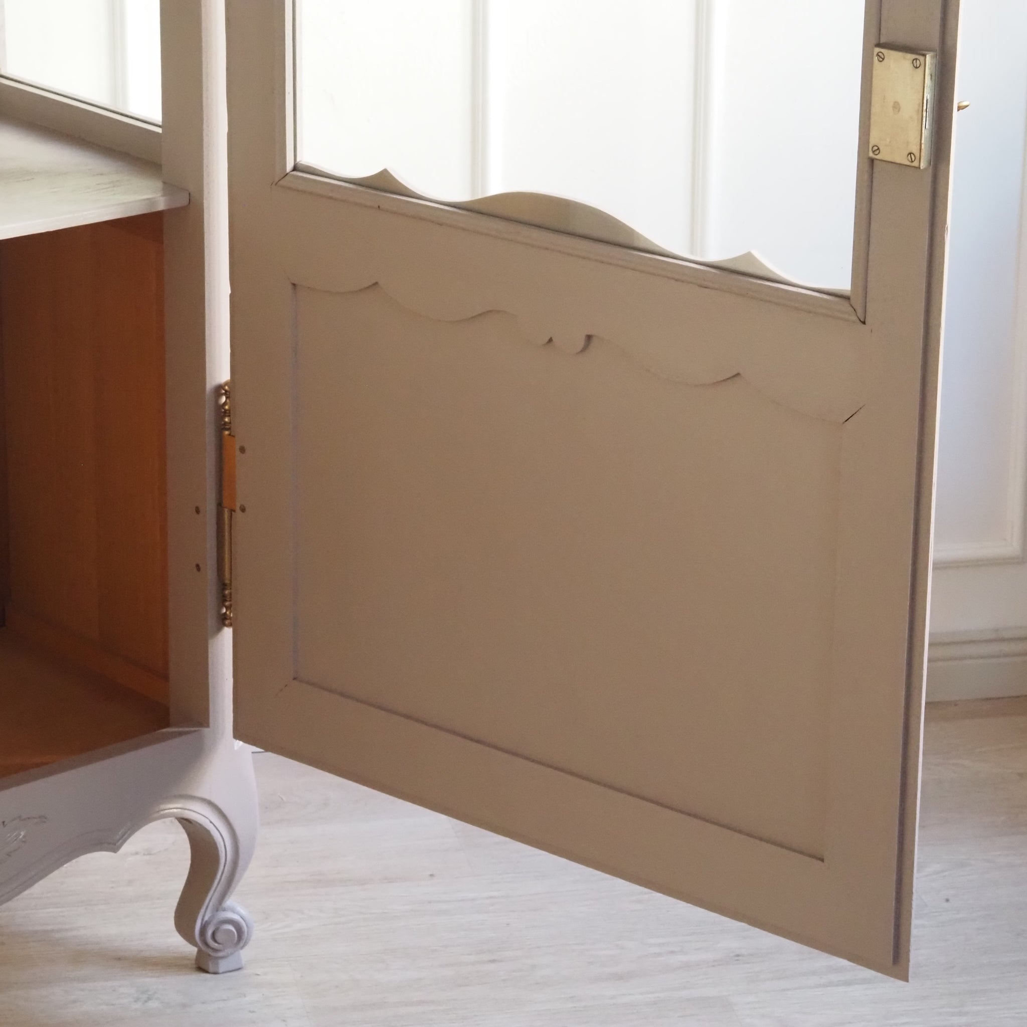 Französische Vitrine um 1900 in neuem Taupe Farbgewand - Eintürig mit Spiegelrückwand