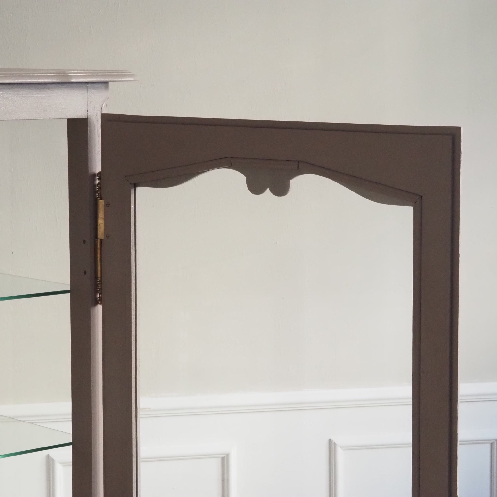 Französische Vitrine um 1900 in neuem Taupe Farbgewand - Eintürig mit Spiegelrückwand