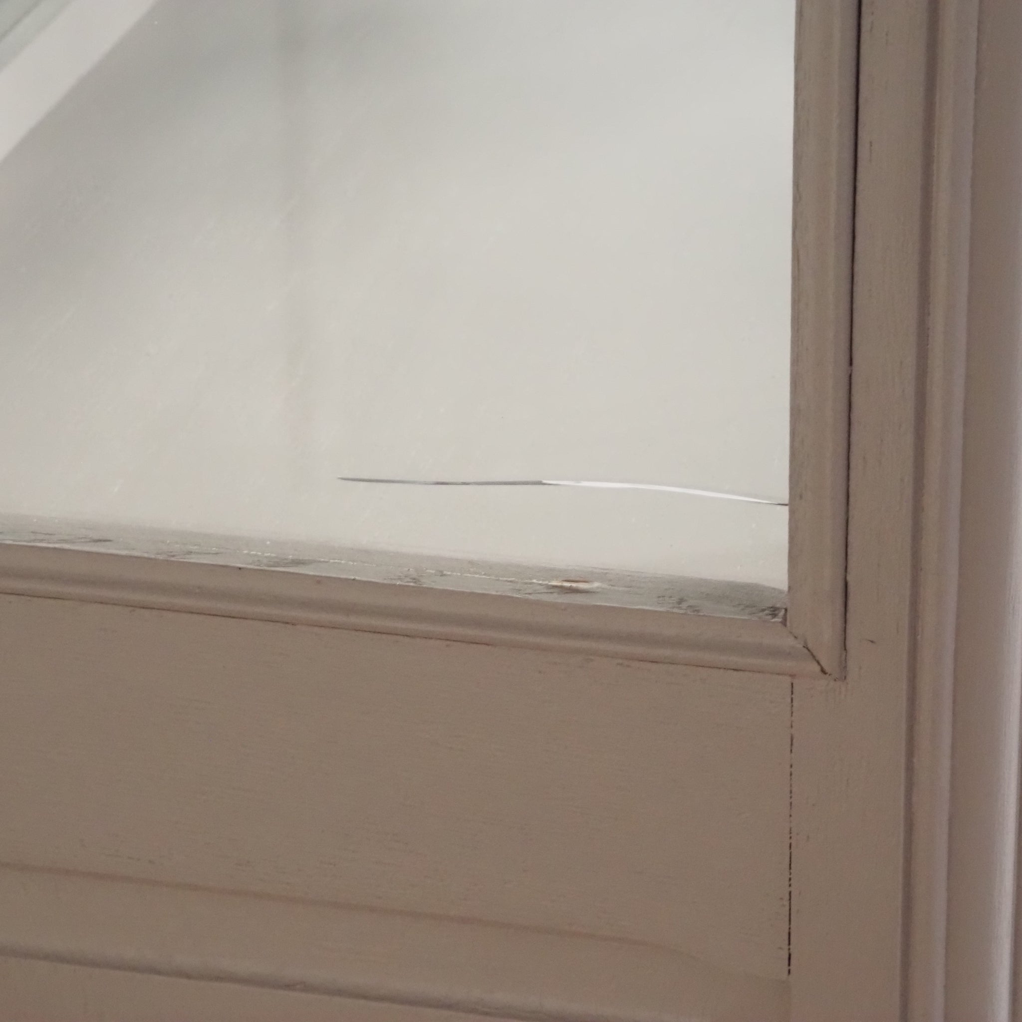 Französische Vitrine um 1900 in neuem Taupe Farbgewand - Eintürig mit Spiegelrückwand