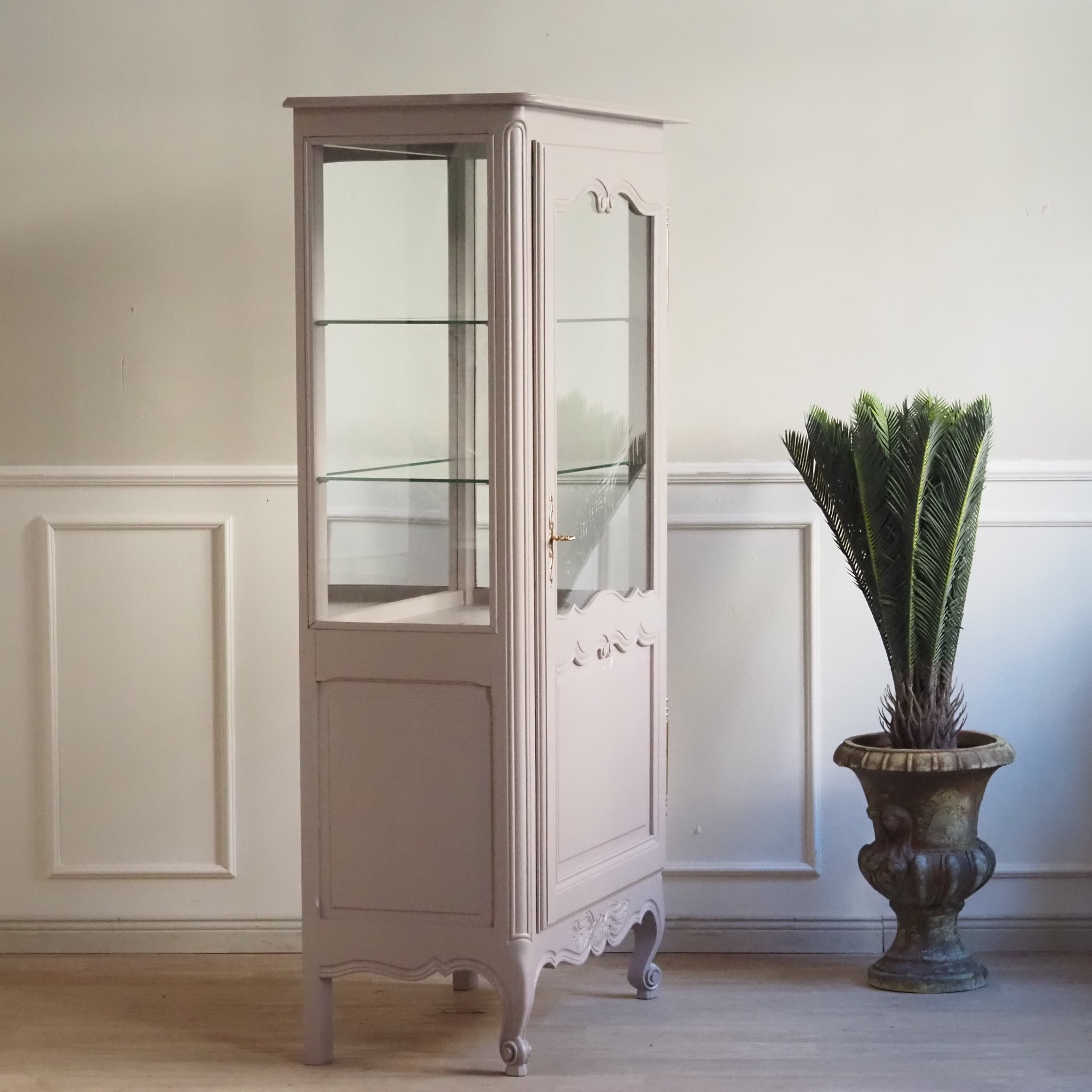 Französische Vitrine um 1900 in neuem Taupe Farbgewand - Eintürig mit Spiegelrückwand