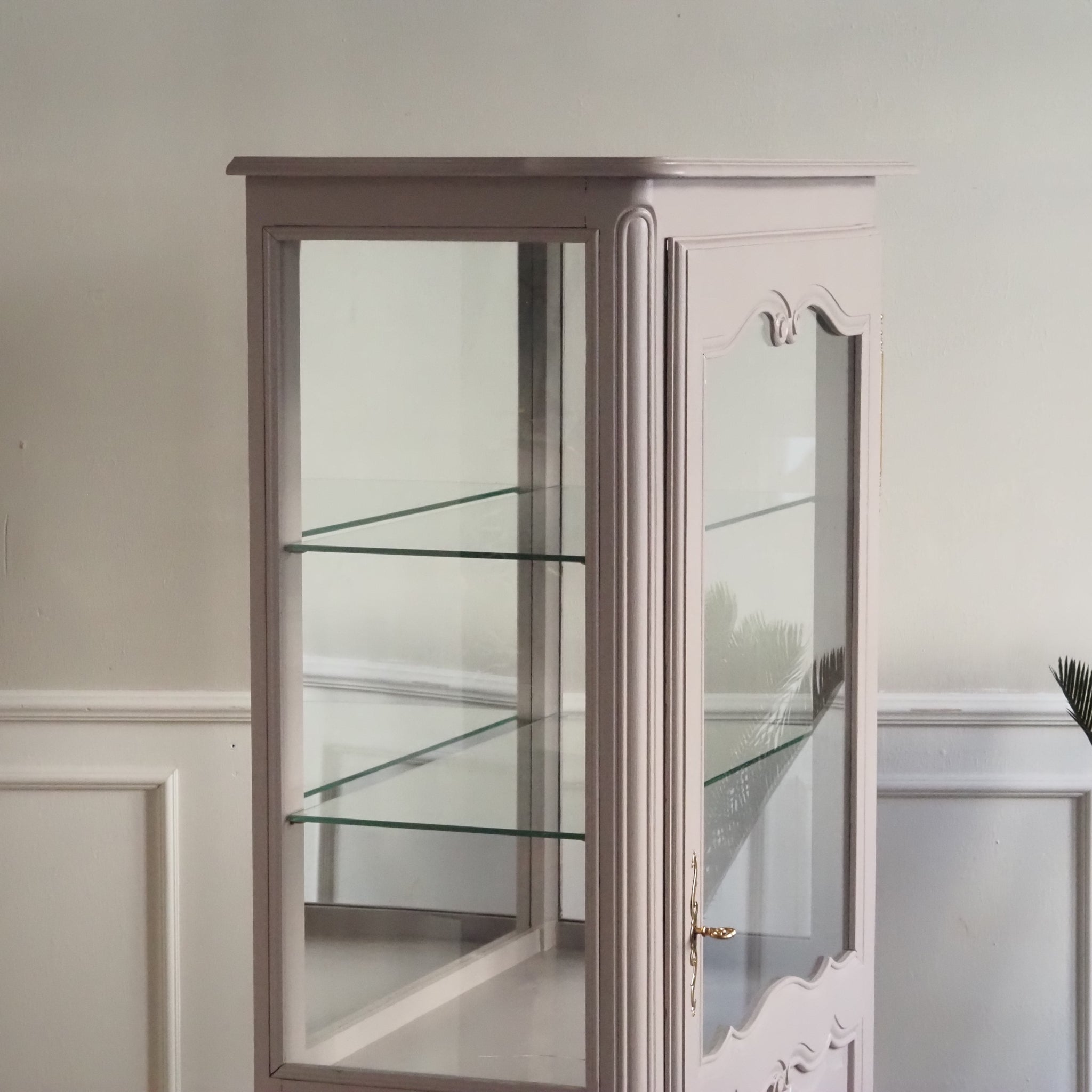 Französische Vitrine um 1900 in neuem Taupe Farbgewand - Eintürig mit Spiegelrückwand